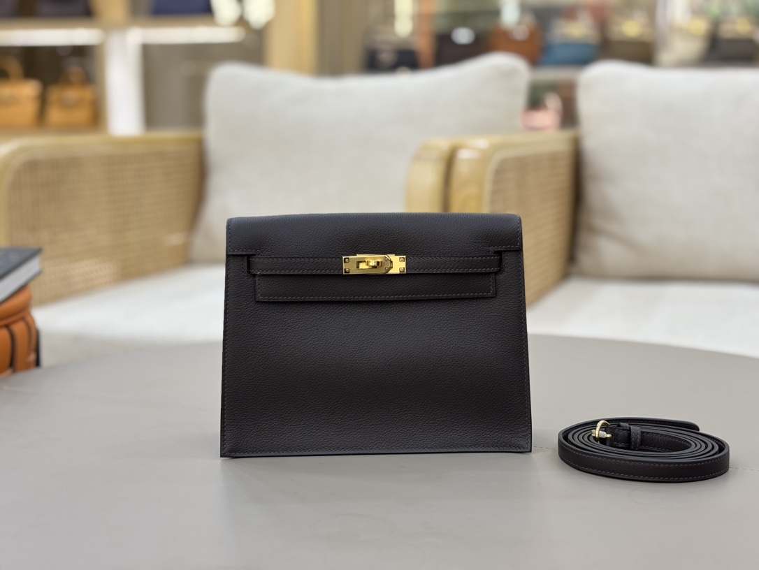 NO:700239,kelly danse. all handmade Ev leather dance bag 22cm ebony gold buckle fully handmade advanced exclusive customization handmade nails, original leather, all steel hardware, Hermes, Hermes, Hermes,19860909kelly danse. all handmade Ev皮 跳舞包22cm 乌木色金扣 全手工高级专属定制 纯手工手打钉,原厂皮,全钢五金,爱马仕,hermes,Hermes,,Bag