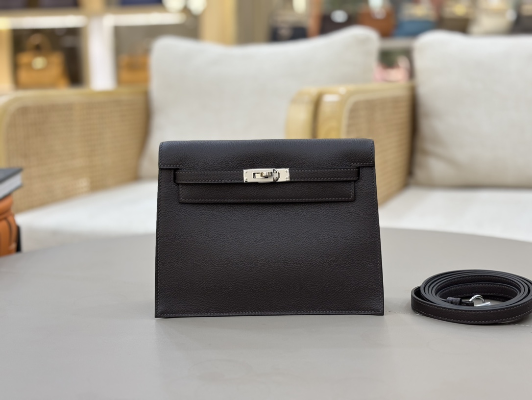 NO:700241,kelly danse. all handmade Ev leather dance bag 22cm ebony silver buckle fully handmade advanced exclusive customization handmade nails, original leather, all steel hardware, Hermes, Hermes, Hermes,19860909kelly danse. all handmade Ev皮 跳舞包22cm 乌木色银扣 全手工高级专属定制 纯手工手打钉,原厂皮,全钢五金,爱马仕,hermes,Hermes,,Bag