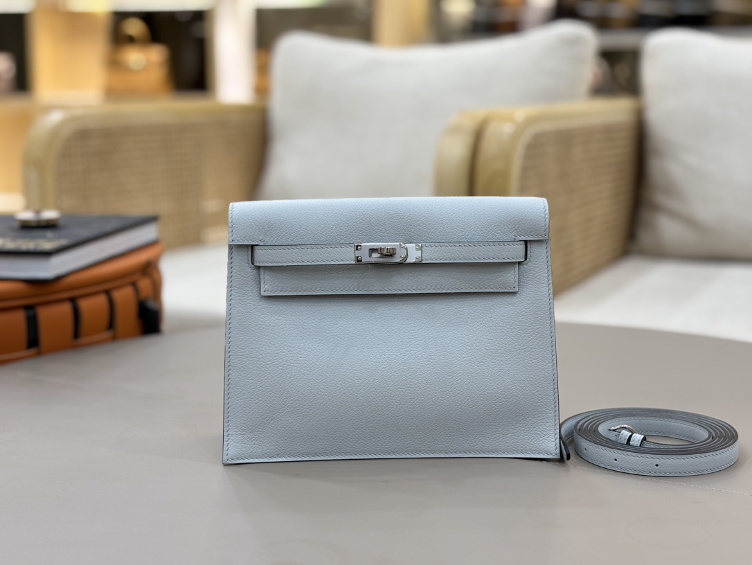 NO:700261,kelly danse. all handmade Ev leather dance bag 22cm Holy Grail blue silver buckle, fully handmade advanced exclusive customization, pure handmade nails, original leather, all steel hardware, Hermes, hermes, Hermes,19860909kelly danse. all handmade Ev皮 跳舞包22cm 圣杯蓝银扣 全手工高级专属定制 纯手工手打钉,原厂皮,全钢五金,爱马仕,hermes,Hermes,,Bag