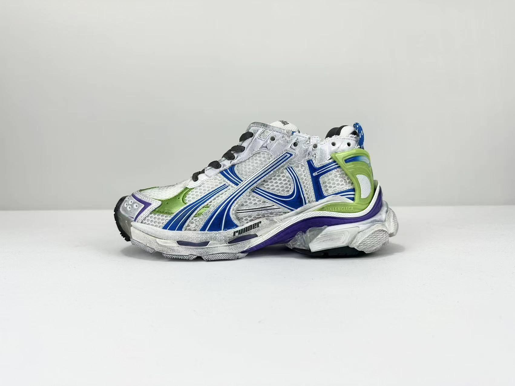 NO:621226,Balenciaga 7th Generation Series New Color Information The new BALENCIAGA Balenciaga-Runner shows the designer Demna's sneaker style through overflowing glue, distressing, stitching and other details. It uses a pair of 'old shoes' to convey a retro feel. The rear side panel and raised toe box show Demna's future vision in structure; the original large box restores 100% of the official configuration from the inside to the outside. The top-level version is specially designed to crush all versions. The code number is 35 36  37 38 39 40 41 42 43 44 45 46,,balenciaga,balenciaga,sneakers19860909巴黎世家7代系列新色 资讯新款BALENCIAGA 巴黎世家-Runner、是通过溢胶、做旧、缝线等细节,展示了设计师 Demna 的运动鞋风格,用一双「旧鞋」传递复古感,后侧板、翘起的鞋头,则展示了 Demna 在结构上的未来构想； 原装大盒从里到外一切百分百还原官方配置 顶级专供碾压一切版本码数35 36 37 38 39 40 41 42 43 44 45 46,,balenciaga,balenciaga,sneakers,Men's shoes