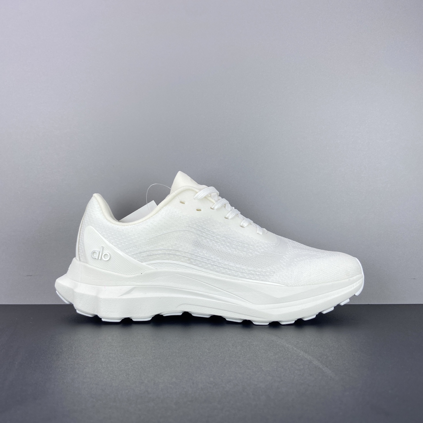 NO:756410,Actual price alo 25ss white summer new thick-soled casual RUNNER sports running shoes thick-soled but not heavy on the foot at all. Thick-soled is comfortable and very light. The overall classic color matching and contrasting design of the shoe is matched with the delicate leather texture of the upper. The upper material is original molding technology mesh. Outsole IP foam super clear material/bottom rubber anti-slip. Size 36-45,19860909实价 alo 25ss 白色 夏季新款 厚底 休闲 RUNNER 运动跑步鞋 厚底款但是上脚一点都不沉重 厚底舒适非常轻便 鞋子整体经典的拼色撞色设计搭配鞋面细腻的真皮纹路肌理感 鞋面材质原版开模工艺网面 大底IP发泡超清料/底片橡胶防滑 尺码36-45,,Men's shoes
