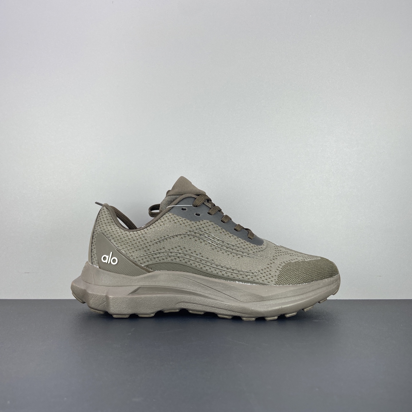 NO:756401,Real price alo 25ss coffee color summer new thick-soled casual RUNNER sports running shoes thick-soled but not heavy on the foot at all. Thick-soled is comfortable and very light. The overall classic color matching and contrasting design of the shoe is matched with the delicate leather texture of the upper. The upper material is original molding technology mesh. Outsole IP foam super clear material / bottom rubber anti-slip. Size 36-45,19860909实价 alo 25ss 咖色 夏季新款 厚底 休闲 RUNNER 运动跑步鞋 厚底款但是上脚一点都不沉重 厚底舒适非常轻便 鞋子整体经典的拼色撞色设计搭配鞋面细腻的真皮纹路肌理感 鞋面材质原版开模工艺网面 大底IP发泡超清料/底片橡胶防滑 尺码36-45,,Men's shoes