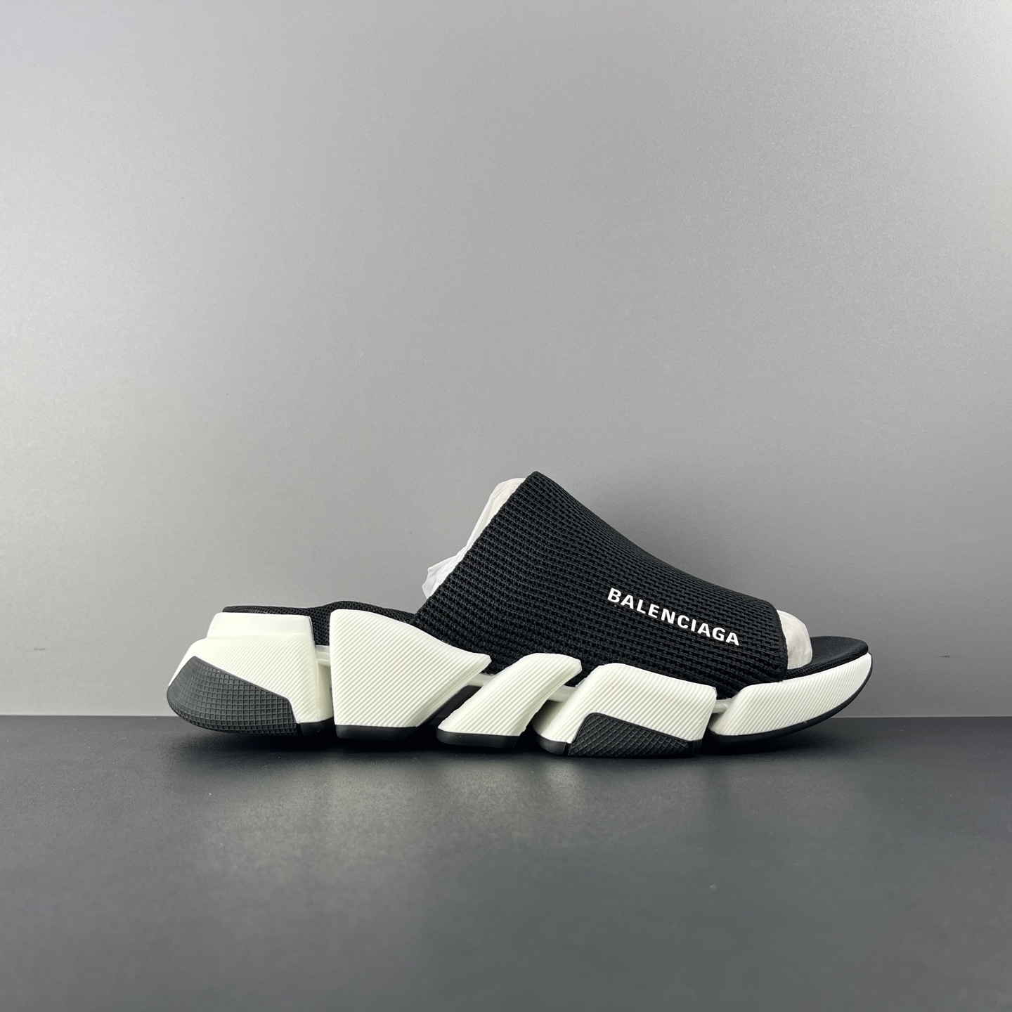NO:930304,Real price BALENCIAGA slippers, upgraded version, black and white Speed ​​2.0 version, brand new socks, shoes, slippers, original goods, definitely not currency. The upper is the original fly-knitted one-piece molding technology, seamless. The five-piece midsole of the sole has excellent rebound and comfort. It absolutely does not use the ordinary rubber soles in the market and the relief on the soles!  Code number 36 37 38 39 40 41 42 43 44 45 46,,balenciaga,balenciaga,slippers,socks19860909实价 BALENCIAGA巴黎世家 拖鞋 升级版 黑白 Speed 2.0 版本全新袜子鞋拖鞋 原厂货 绝非通货 鞋面是原版飞织一体成型技术 无缝 鞋底五块中底组成回弹与较感都特别好 绝对不用市场普通橡胶鞋底 鞋底的浮雕！ 码数36 37 38 39 40 41 42 43 44 45 46,,balenciaga,balenciaga,slippers,socks,Men's shoes