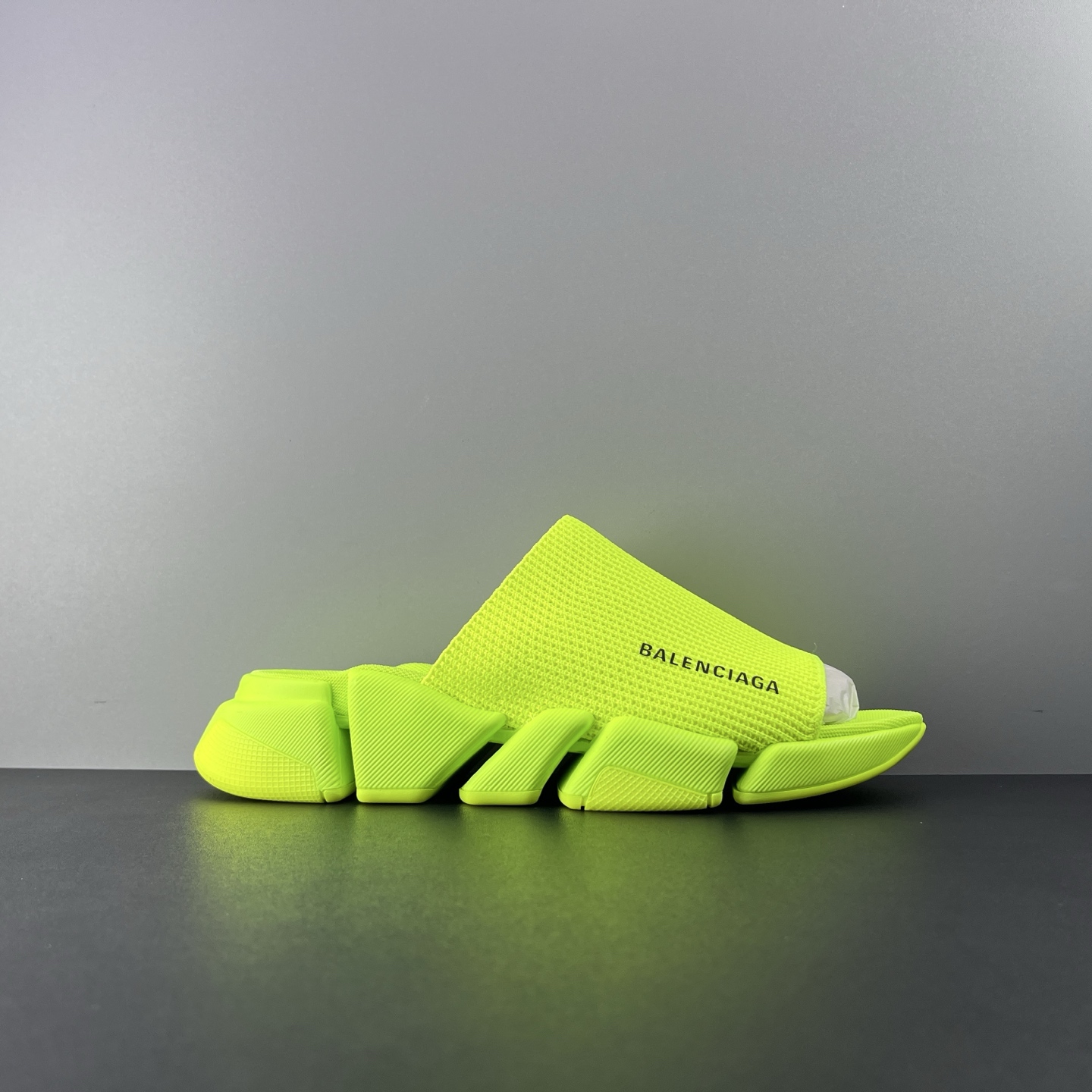 NO:930323,Real price BALENCIAGA slippers, upgraded version, fluorescent green Speed ​​2.0 version, brand new socks, shoes, slippers, original goods, not currency. The upper is the original fly-knitted one-piece molding technology, seamless. The five-piece midsole of the sole has excellent rebound and comfort. There is absolutely no need for the ordinary rubber soles in the market and the relief of the soles!  Code number 36 37 38 39 40 41 42 43 44 45 46,,balenciaga,balenciaga,slippers,socks19860909实价 BALENCIAGA巴黎世家 拖鞋 升级版 荧光绿 Speed 2.0 版本全新袜子鞋拖鞋 原厂货 绝非通货 鞋面是原版飞织一体成型技术 无缝 鞋底五块中底组成回弹与较感都特别好 绝对不用市场普通橡胶鞋底 鞋底的浮雕！ 码数36 37 38 39 40 41 42 43 44 45 46,,balenciaga,balenciaga,slippers,socks,Men's shoes