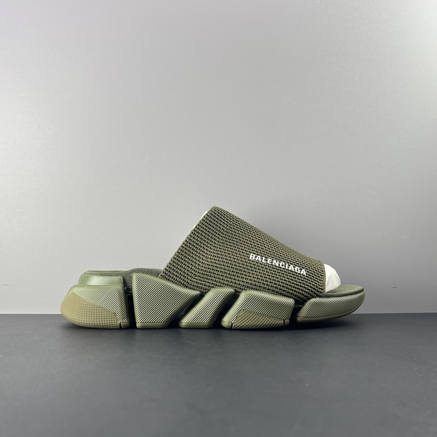 NO:930331,Real price BALENCIAGA slippers, upgraded version, military green Speed ​​2.0 version, brand new socks, shoes, slippers, original goods, not currency. The upper is the original fly-knitted one-piece molding technology, seamless. The five-piece midsole of the sole has excellent rebound and comfort. There is absolutely no need for the ordinary rubber soles in the market and the relief of the soles!  Code number 36 37 38 39 40 41 42 43 44 45 46,,balenciaga,balenciaga,slippers,socks19860909实价 BALENCIAGA巴黎世家 拖鞋 升级版 军绿 Speed 2.0 版本全新袜子鞋拖鞋 原厂货 绝非通货 鞋面是原版飞织一体成型技术 无缝 鞋底五块中底组成回弹与较感都特别好 绝对不用市场普通橡胶鞋底 鞋底的浮雕！ 码数36 37 38 39 40 41 42 43 44 45 46,,balenciaga,balenciaga,slippers,socks,Men's shoes