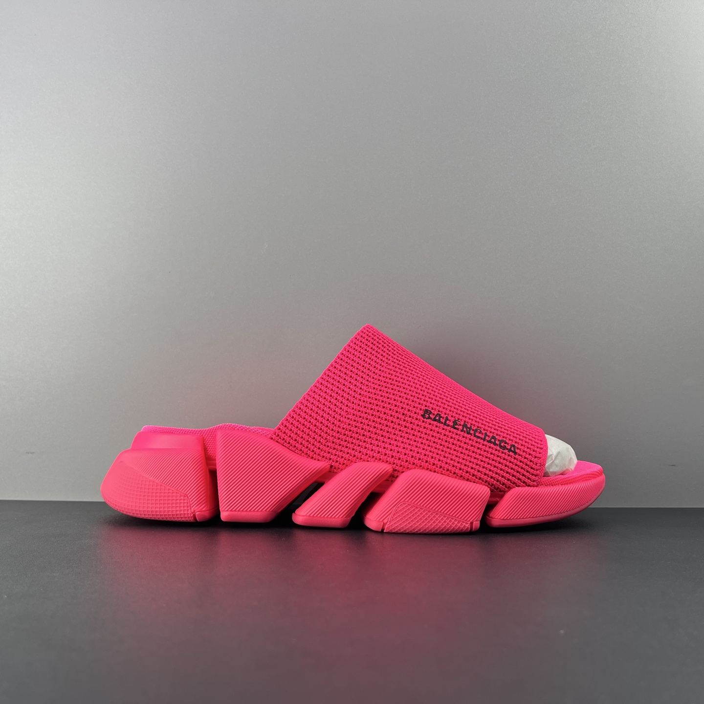 NO:930338,Real price BALENCIAGA slippers upgraded version red Speed ​​2.0 version brand new socks shoes slippers original goods not currency The upper is the original fly knitted one-piece molding technology and seamless The five-piece midsole of the sole has excellent rebound and comfort. There is absolutely no need for the ordinary rubber soles in the market and the relief on the soles!  Code number 36 37 38 39 40 41 42 43 44 45 46,,balenciaga,balenciaga,slippers,socks19860909实价 BALENCIAGA巴黎世家 拖鞋 升级版 红色 Speed 2.0 版本全新袜子鞋拖鞋 原厂货 绝非通货 鞋面是原版飞织一体成型技术 无缝 鞋底五块中底组成回弹与较感都特别好 绝对不用市场普通橡胶鞋底 鞋底的浮雕！ 码数36 37 38 39 40 41 42 43 44 45 46,,balenciaga,balenciaga,slippers,socks,Men's shoes