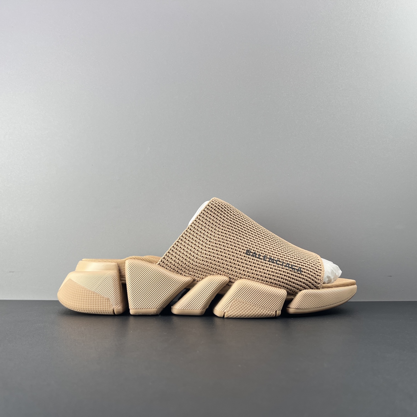 NO:930346,Real price BALENCIAGA slippers, upgraded version, apricot Speed ​​2.0 version, brand new socks, shoes, slippers, original goods, absolutely not currency. The upper is the original fly-knitted one-piece molding technology, seamless. The sole is composed of five pieces of midsole, which has very good rebound and feel. There is absolutely no need for the ordinary rubber soles in the market and the relief on the soles!  Code number 36 37 38 39 40 41 42 43 44 45 46,,balenciaga,balenciaga,slippers,socks19860909实价 BALENCIAGA巴黎世家 拖鞋 升级版 杏色 Speed 2.0 版本全新袜子鞋拖鞋 原厂货 绝非通货 鞋面是原版飞织一体成型技术 无缝 鞋底五块中底组成回弹与较感都特别好 绝对不用市场普通橡胶鞋底 鞋底的浮雕！ 码数36 37 38 39 40 41 42 43 44 45 46,,balenciaga,balenciaga,slippers,socks,Men's shoes