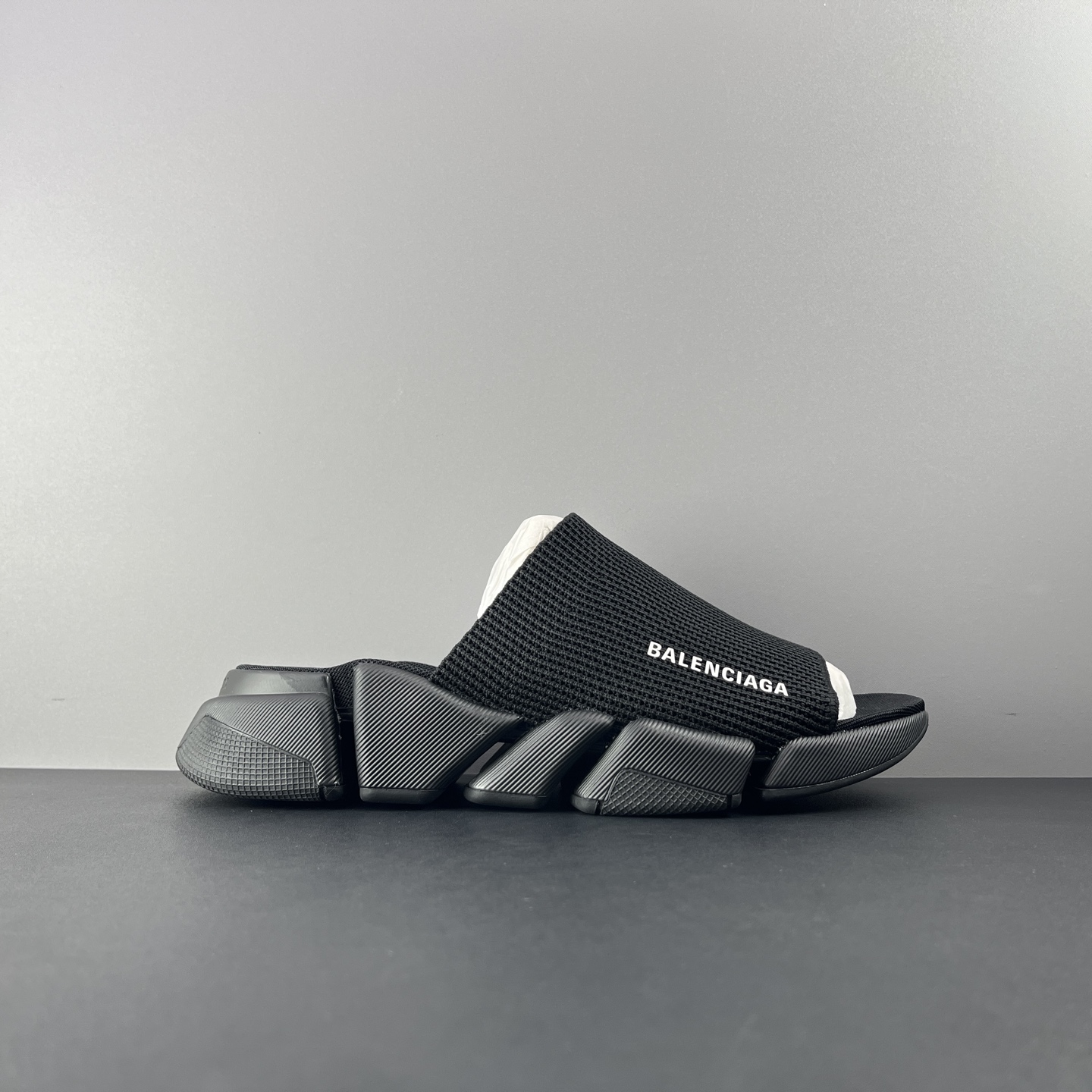 NO:930356,Actual price BALENCIAGA Slippers Upgraded version Black Speed ​​2.0 version Brand new socks shoes slippers Original goods, definitely not currency The upper is the original fly knitted one-piece molding technology, seamless. The five-piece midsole of the sole has excellent rebound and comfort. There is absolutely no need for the ordinary rubber soles in the market and the relief of the soles!  Code number 36 37 38 39 40 41 42 43 44 45 46,,balenciaga,balenciaga,slippers,socks19860909实价 BALENCIAGA巴黎世家 拖鞋 升级版 黑色 Speed 2.0 版本全新袜子鞋拖鞋 原厂货 绝非通货 鞋面是原版飞织一体成型技术 无缝 鞋底五块中底组成回弹与较感都特别好 绝对不用市场普通橡胶鞋底 鞋底的浮雕！ 码数36 37 38 39 40 41 42 43 44 45 46,,balenciaga,balenciaga,slippers,socks,Men's shoes