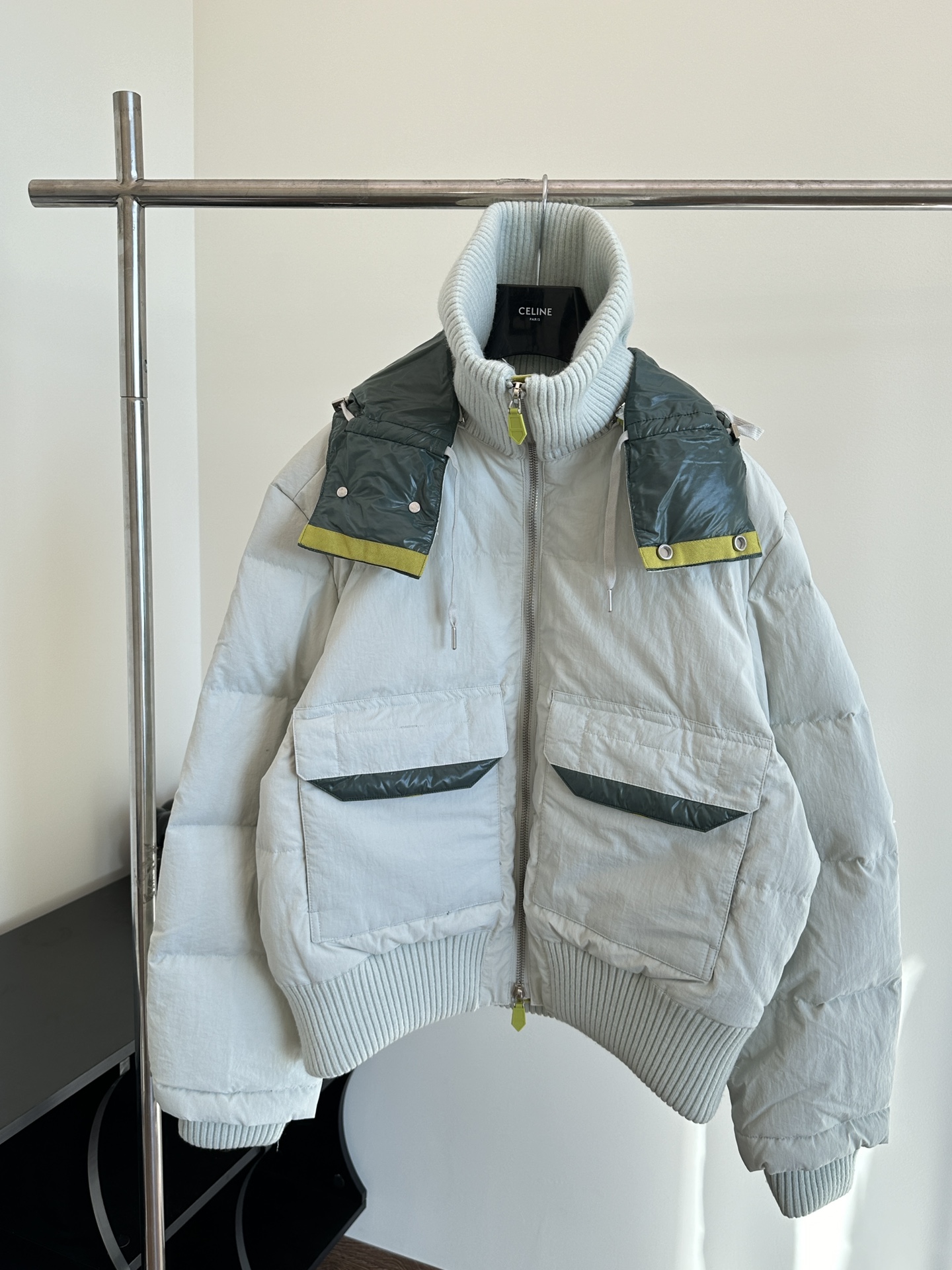 Chaqueta acolchada con capucha casual de Hermès, nueva para otoño-invierno 2023SS, con paneles combinados. Tallas: S/M/…