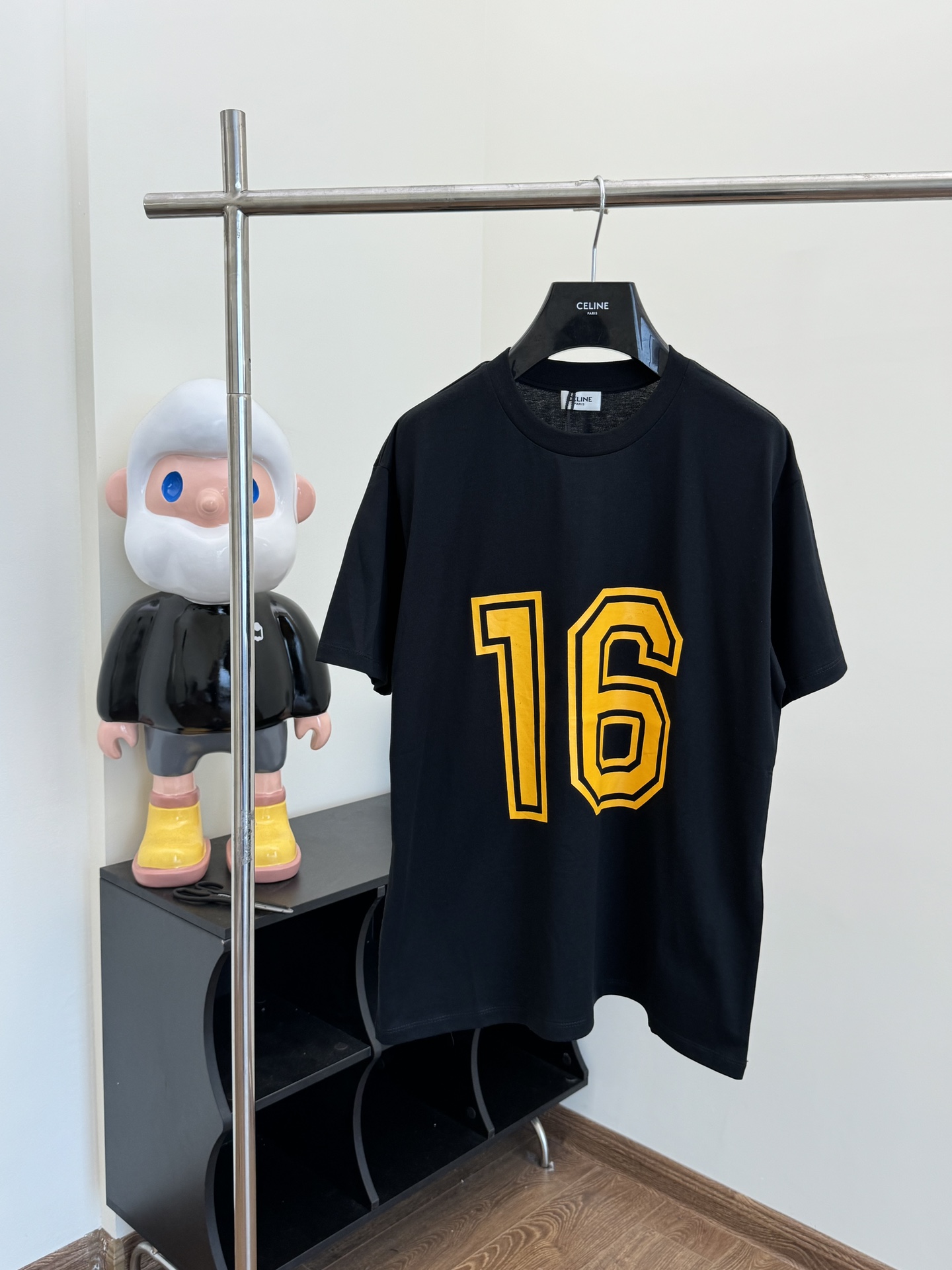 Celin*/赛琳 23ss新款印花Logo短袖 Size：S/M/L 新款短袖yyds😍 日常出门闭眼搭 定制丝光弹力棉面料 舒适感极佳 搭配双层织物圆领口 衣袖和下摆 简简单单的T 搭配经典印花Logo也太好看了吧👍 单穿内搭都是…