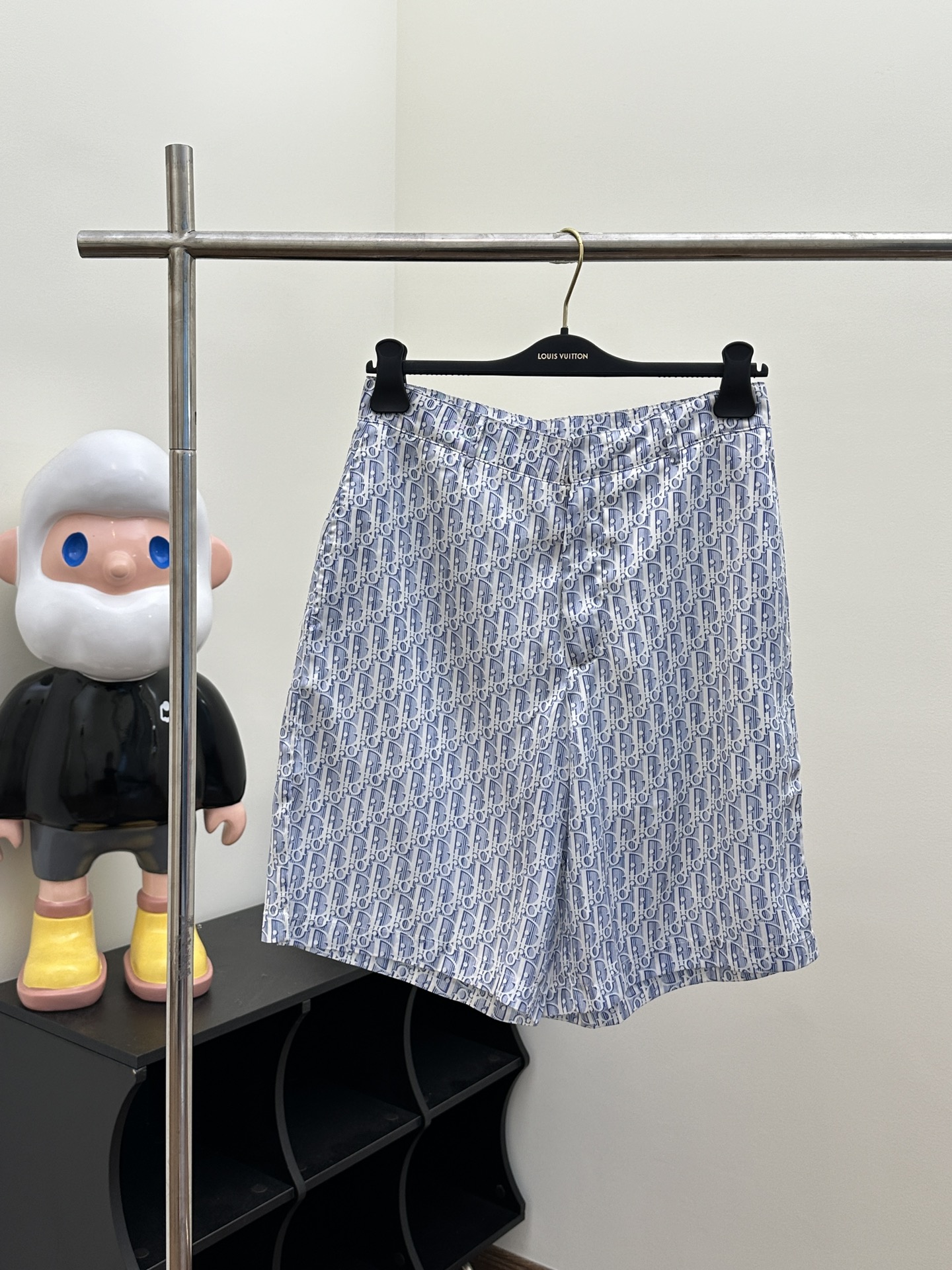 Dio/Dior Tela de sarga de seda de morera azul a rayas y pantalones cortos de traje con estampado Oblique Tall…