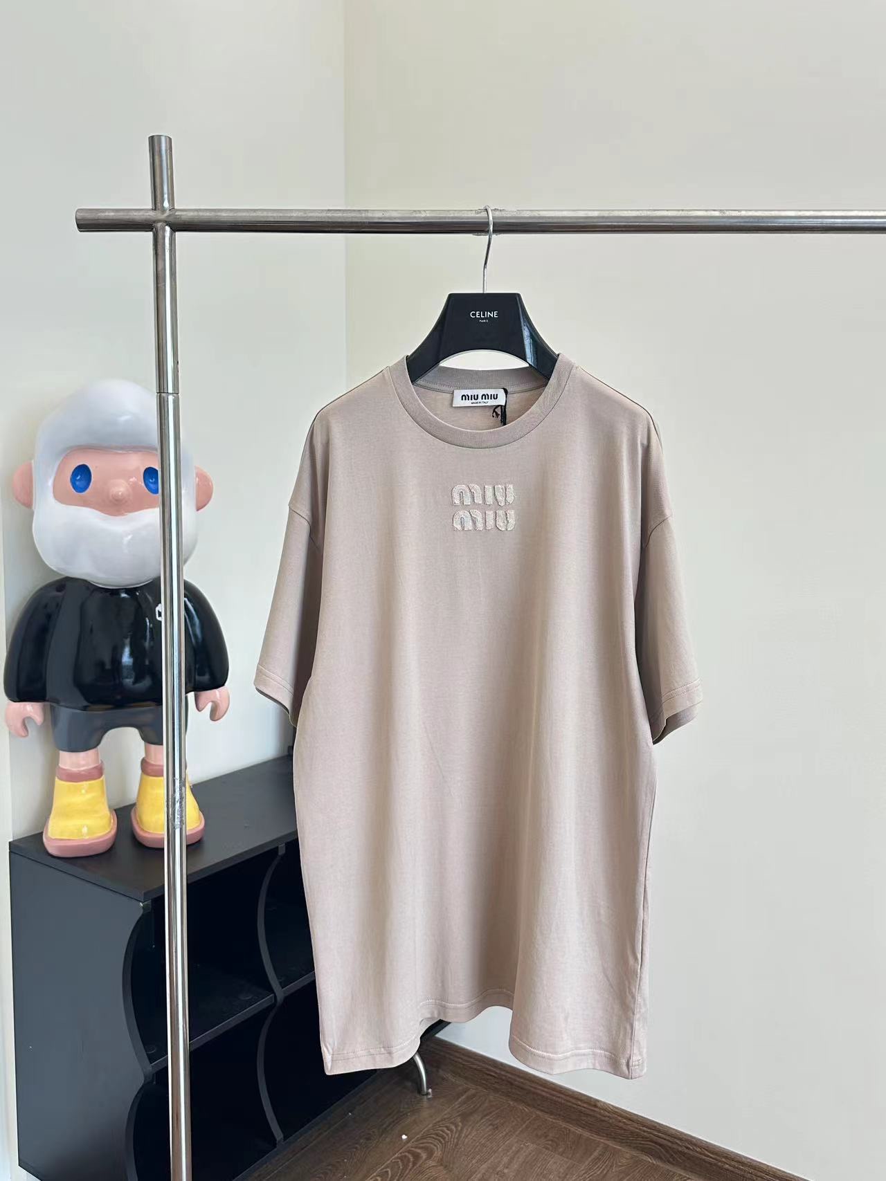 MiuMi*/Miu Miu 24SS camiseta de manga larga con letras bordadas en relieve del mismo tono Tallas: S/M/L Camiseta básica…