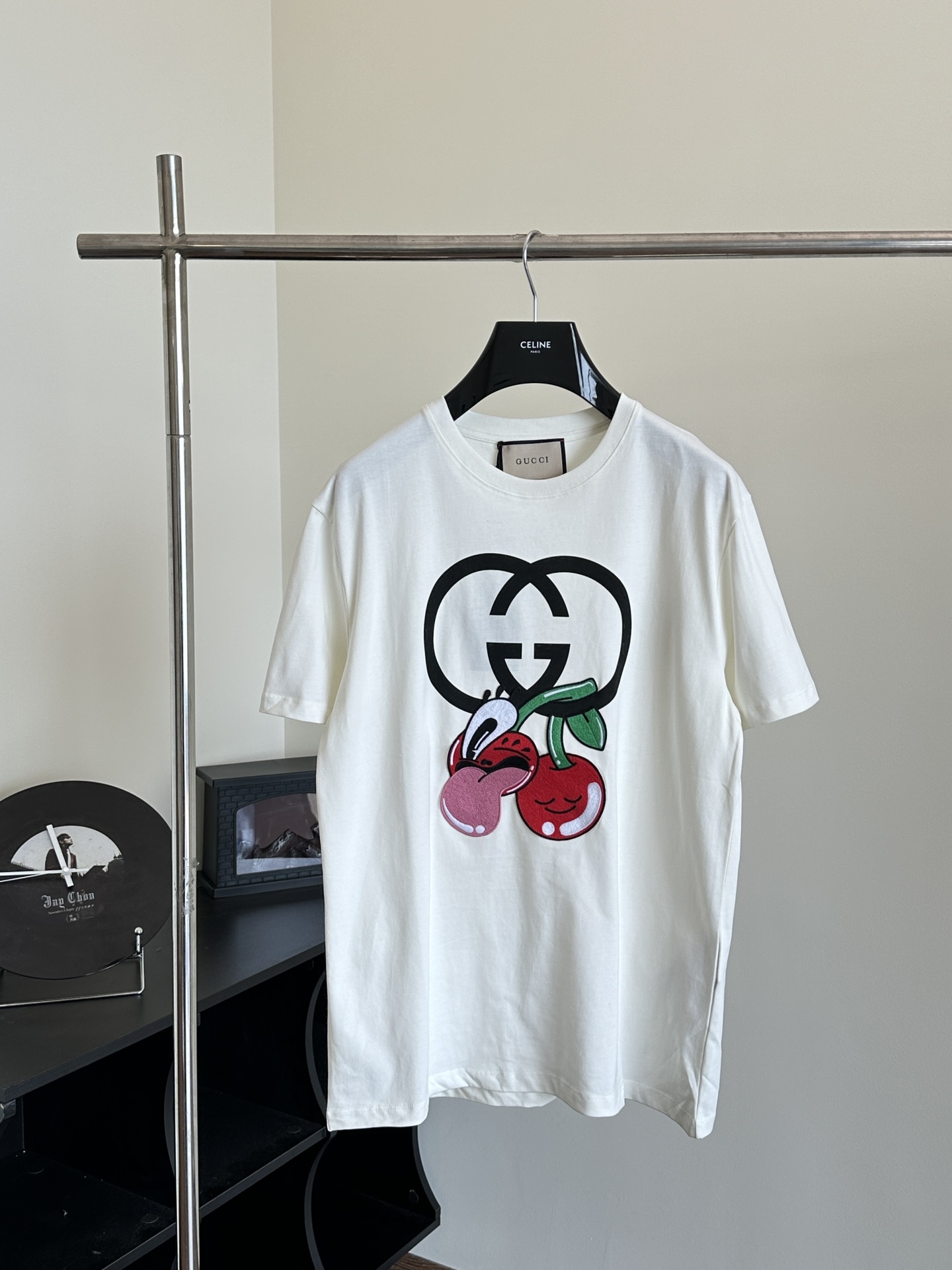 Gucc*/Gucci camiseta de manga corta con bordado de cereza y parche de la colección 24SS, Tallas: S/M/L, comprada de yb …
