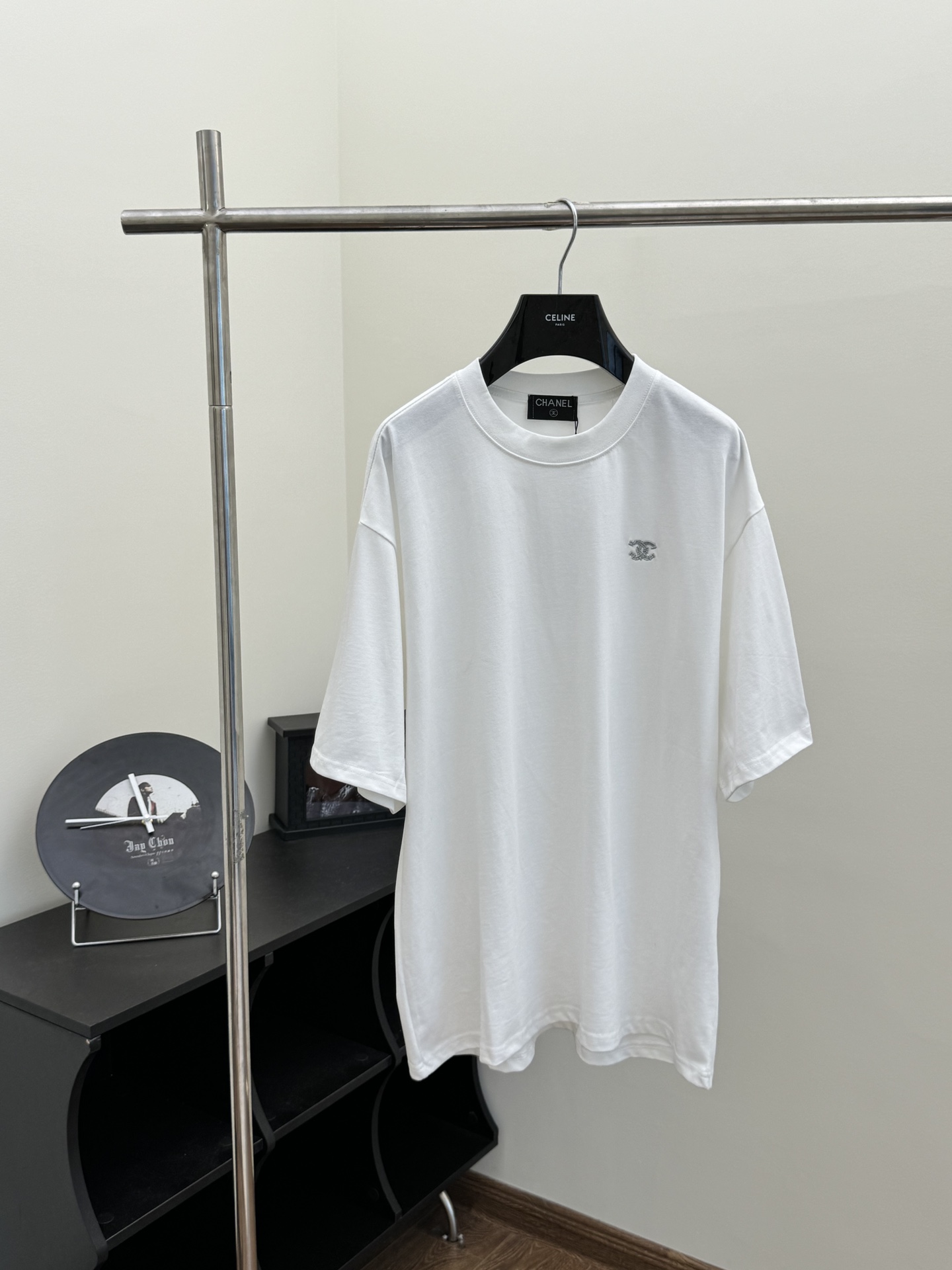 Chan*/Chanel camiseta de manga corta con bordado de hilo metálico plateado, Talla: XS/S/M/L. Modelo de pareja simple pe…