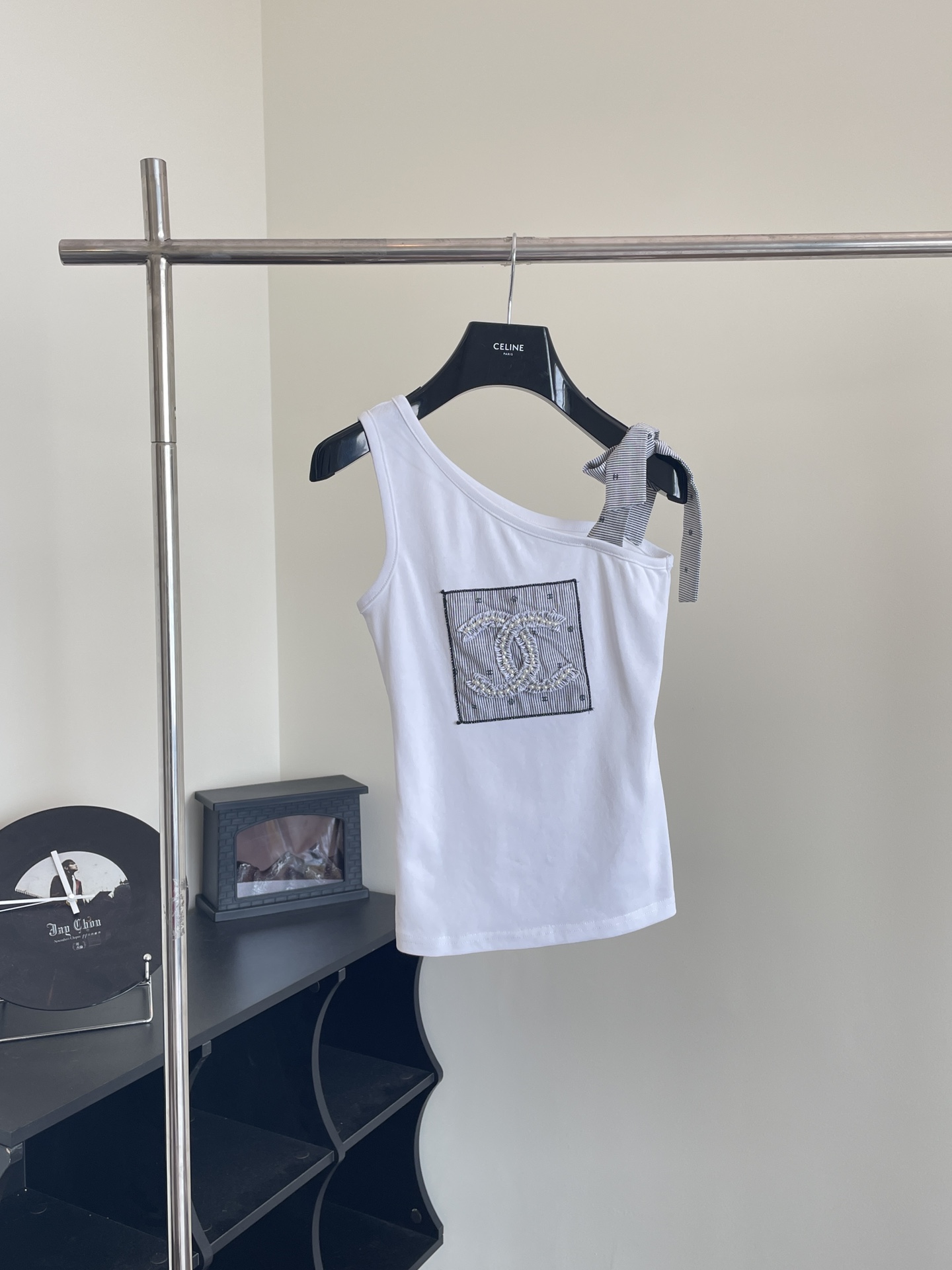 Chane*/Chanel 2024 colección de resort de principios de primavera, top de tirantes con hombro descubierto y lazo, top p…