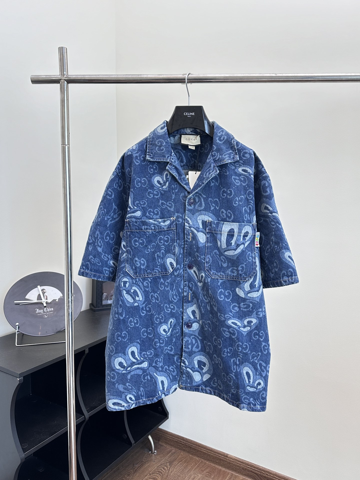 Gucc*/古驰 24ss新款液体心形图案短袖牛仔衬衫 Size：S/M/L/XL 伦敦艺术家兼插画师Hattie Stewart的创意设计，为品牌2024早秋系列添注盎然活力和俏皮之感。在她个性张扬的设计风格下，Gucci标识与缤纷趣致…