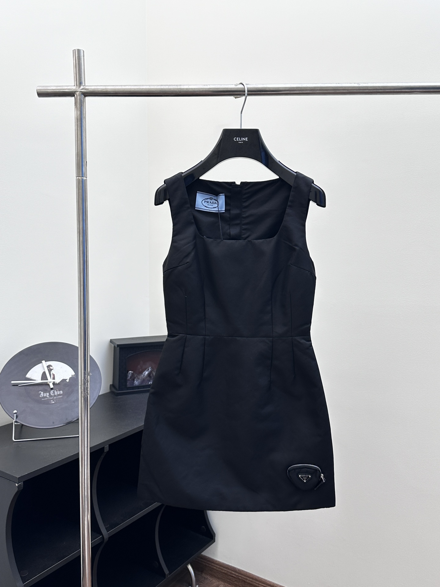 Prad*/PRADA vestido sin mangas, último modelo de principios de primavera 24, tallas S/M/L, diseño de bajo con decoració…