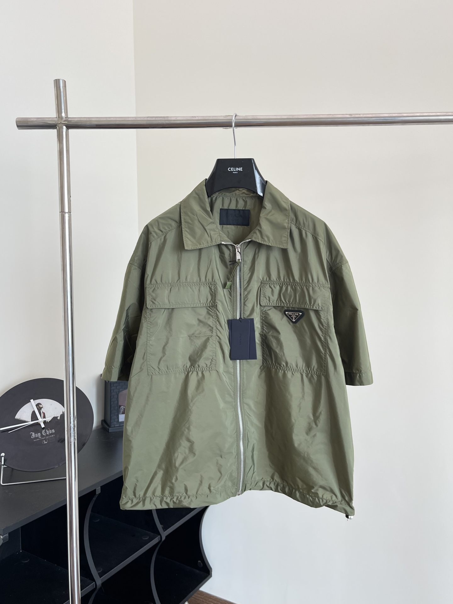 Prad*/PRADA camisa de manga corta con cremallera, minimalista 24SS, tallas S/M/L/XL, esta camisa combina detalles práct…