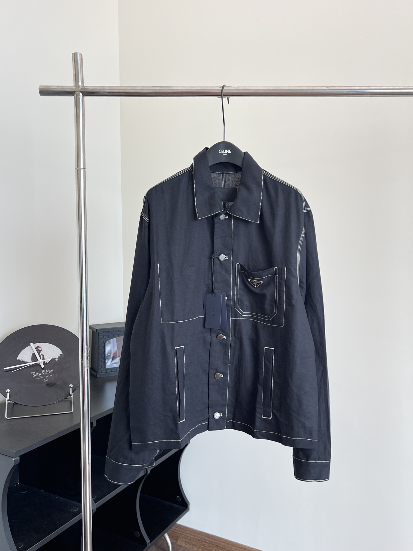 Prad*/PRADA chaqueta chambray 24SS, tallas S/M/L/XL, el original está hecho de tela chambray lavada, analizamos la tela…