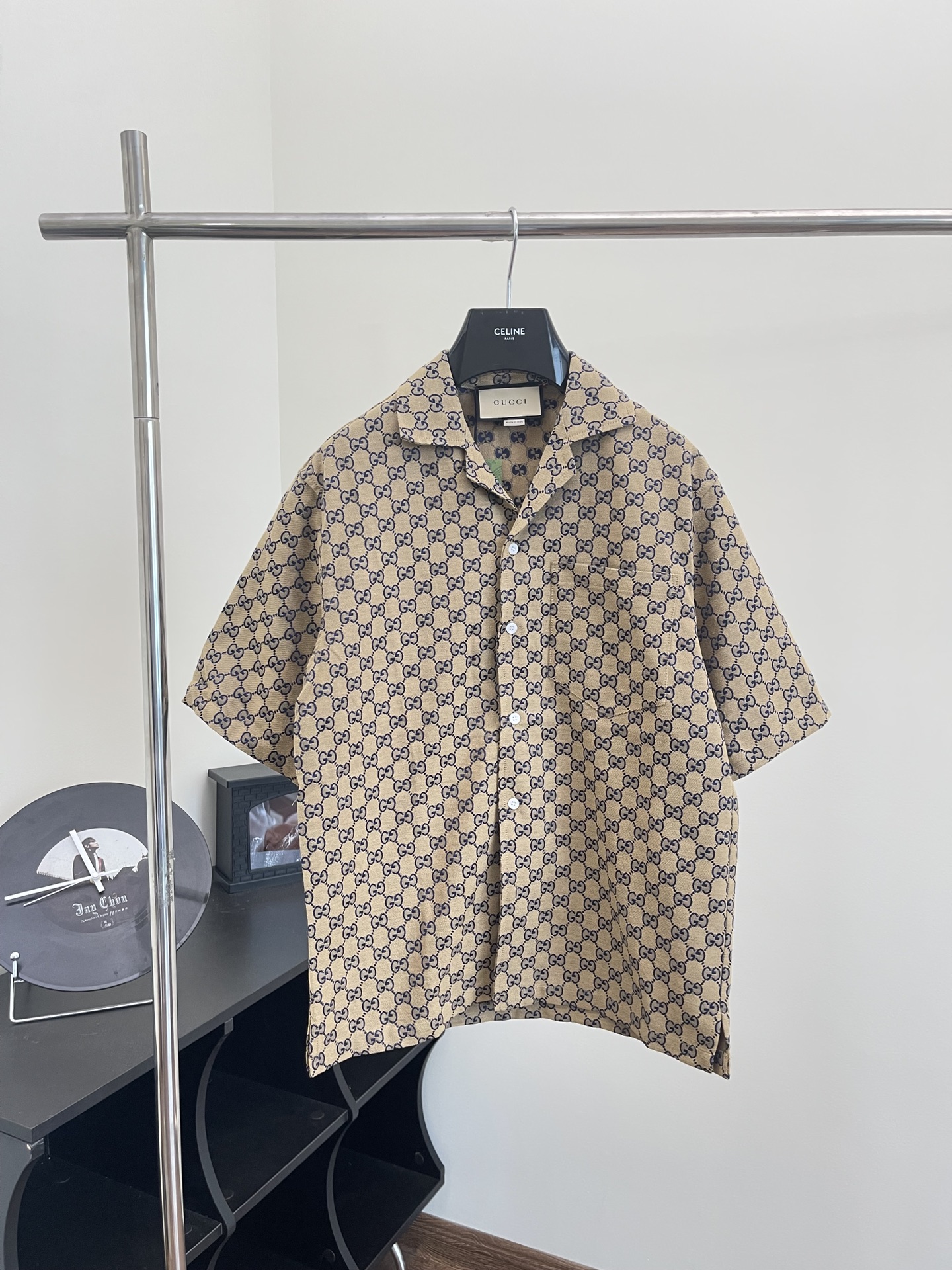 Gucc*/古驰 2023 FW早秋新款双G蓝色提花短袖衬衫 Size：S/M/L/XL 定制新款蓝色提花面料，纽扣开合门襟，前胸贴布口袋，满身经典双G互扣logo，下摆处开口设计，宽松版型 男女同款，不挑人穿