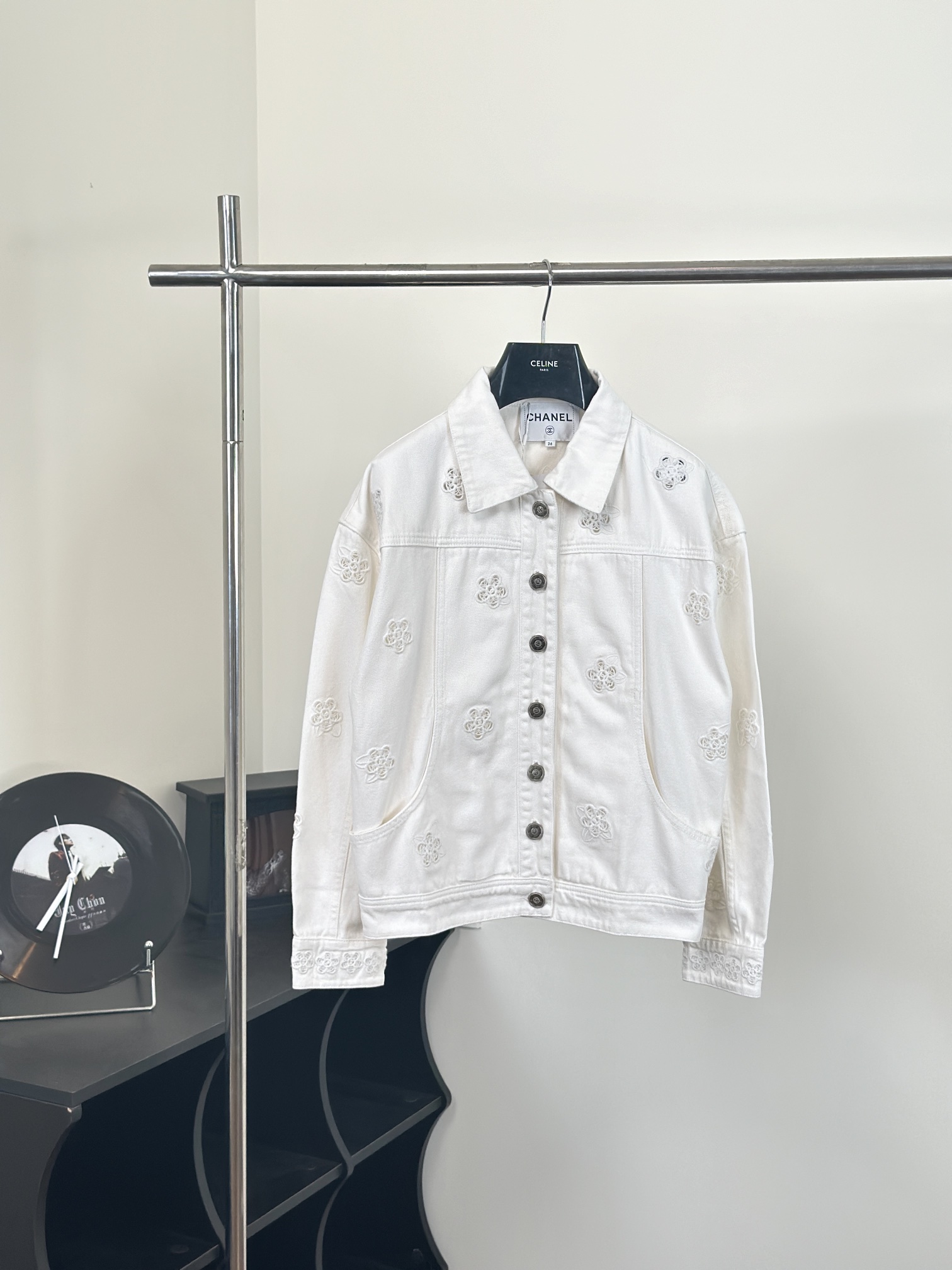 Chane*/Chanel 24SS nueva chaqueta vaquera con bordado de camelia, misma que Wang Yibo, tallas: S-36/M-38/L-40, denim si…