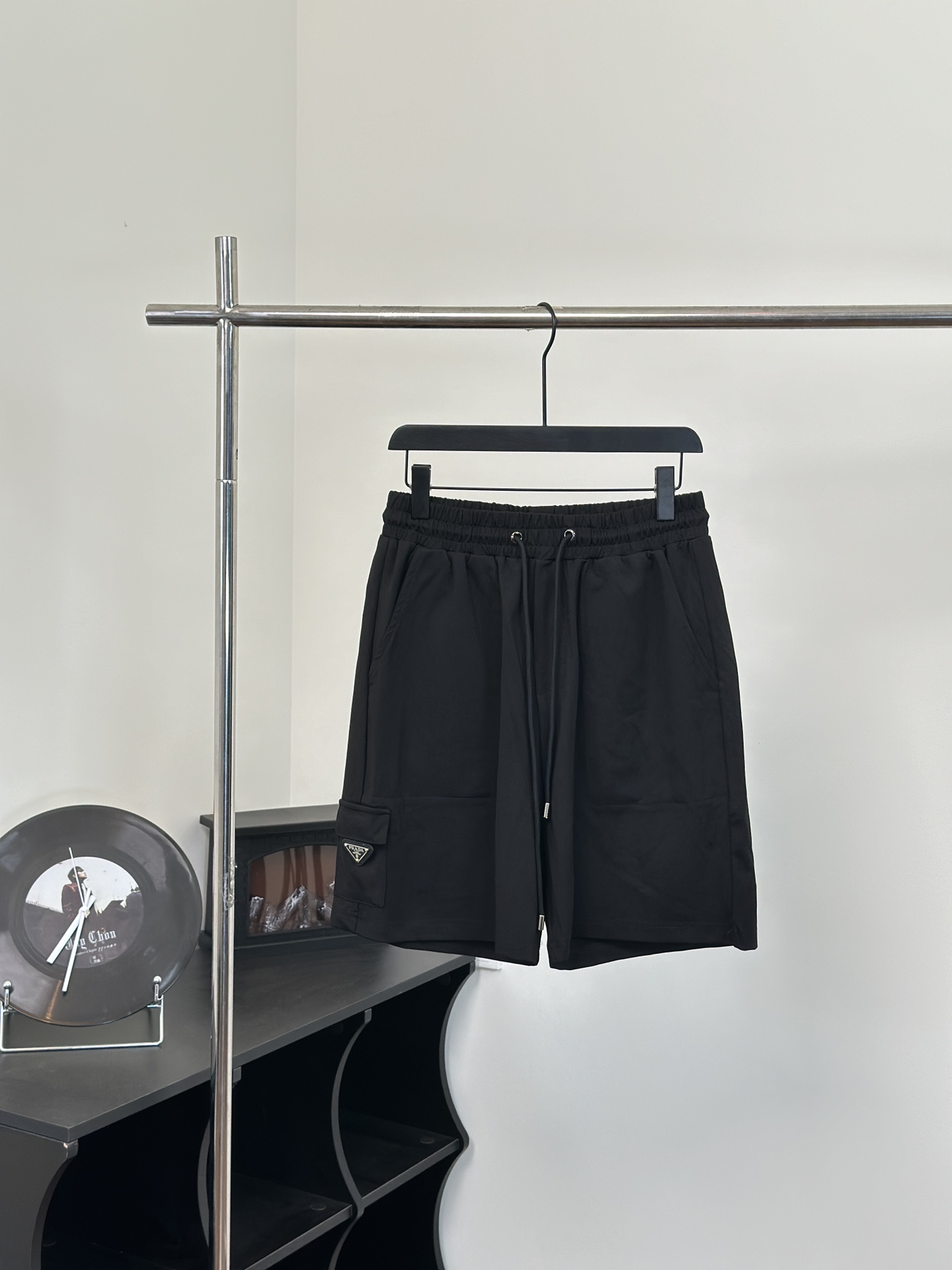 Prad/普拉达 24SS春夏黑色经典休闲金属三角标短裤 Talla: XS/S/M/L Cintura elástica con cordón ajustable, diseño que favorece a todos, logoti…