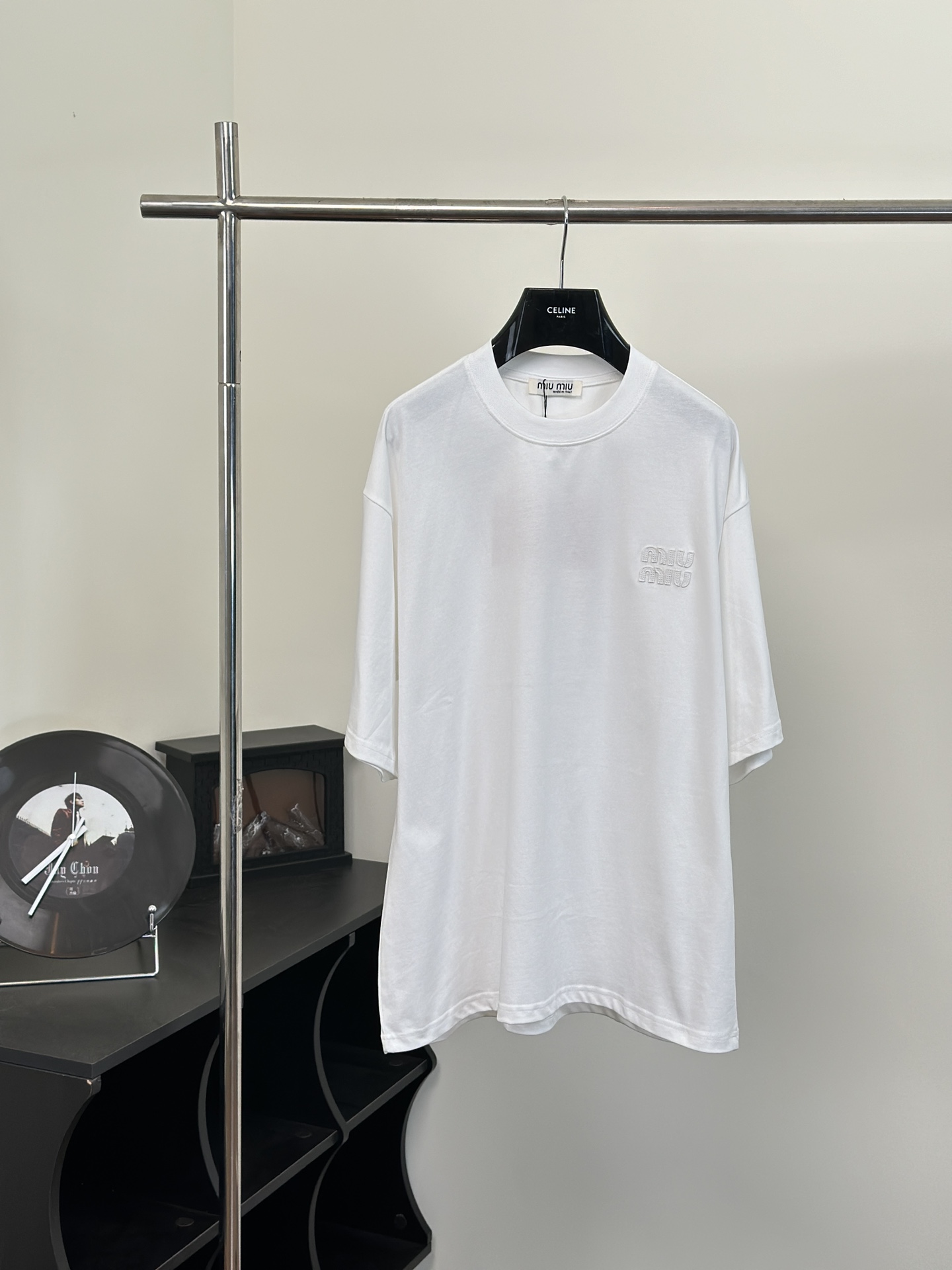 Miumi*/Miu Miu Camiseta básica de manga corta con logo pequeño, nueva temporada 24SS. Tallas: XS/S/M/L. ¡Casi idéntica!…