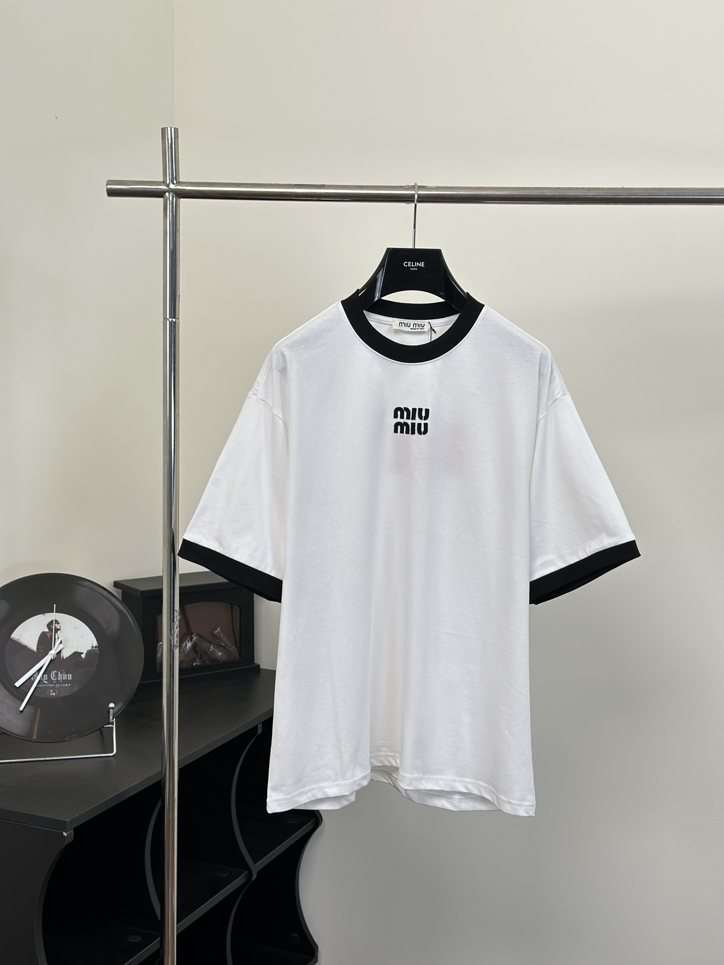 Miumi*/Miu Miu Camiseta de cuello redondo con bordado de contraste, nueva temporada 24. Tallas: XS/S/M/L. Sua…