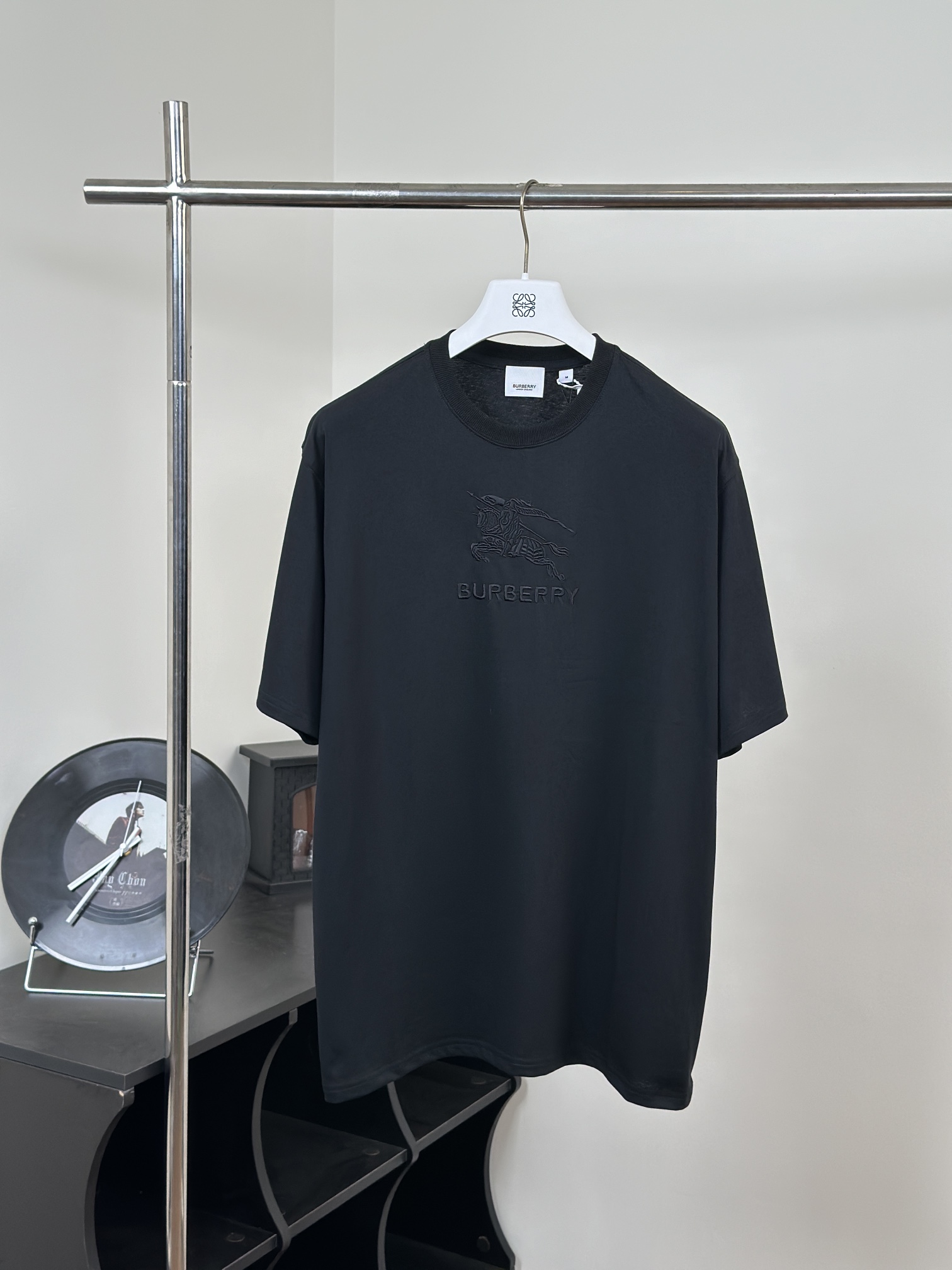 Burberr*/巴宝莉 Bbr Camiseta de manga corta de algodón con insignia bordada de caballo y jinete de equitación. Tallas: S/M…