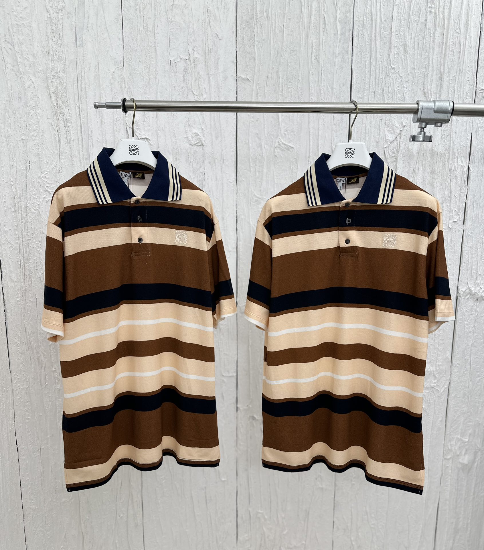 🅿️168 Loew*/罗意威 24SS夏日度假系列经典条纹刺绣针织Polo衫 Size：S/M/L/XL 面料纹路超级细腻 面料全部定织用40支100%棉纱 14针织法‼️与原版的纹路与股位一致 用进口棉纤维与纱线纺织而成 面料经过高…
