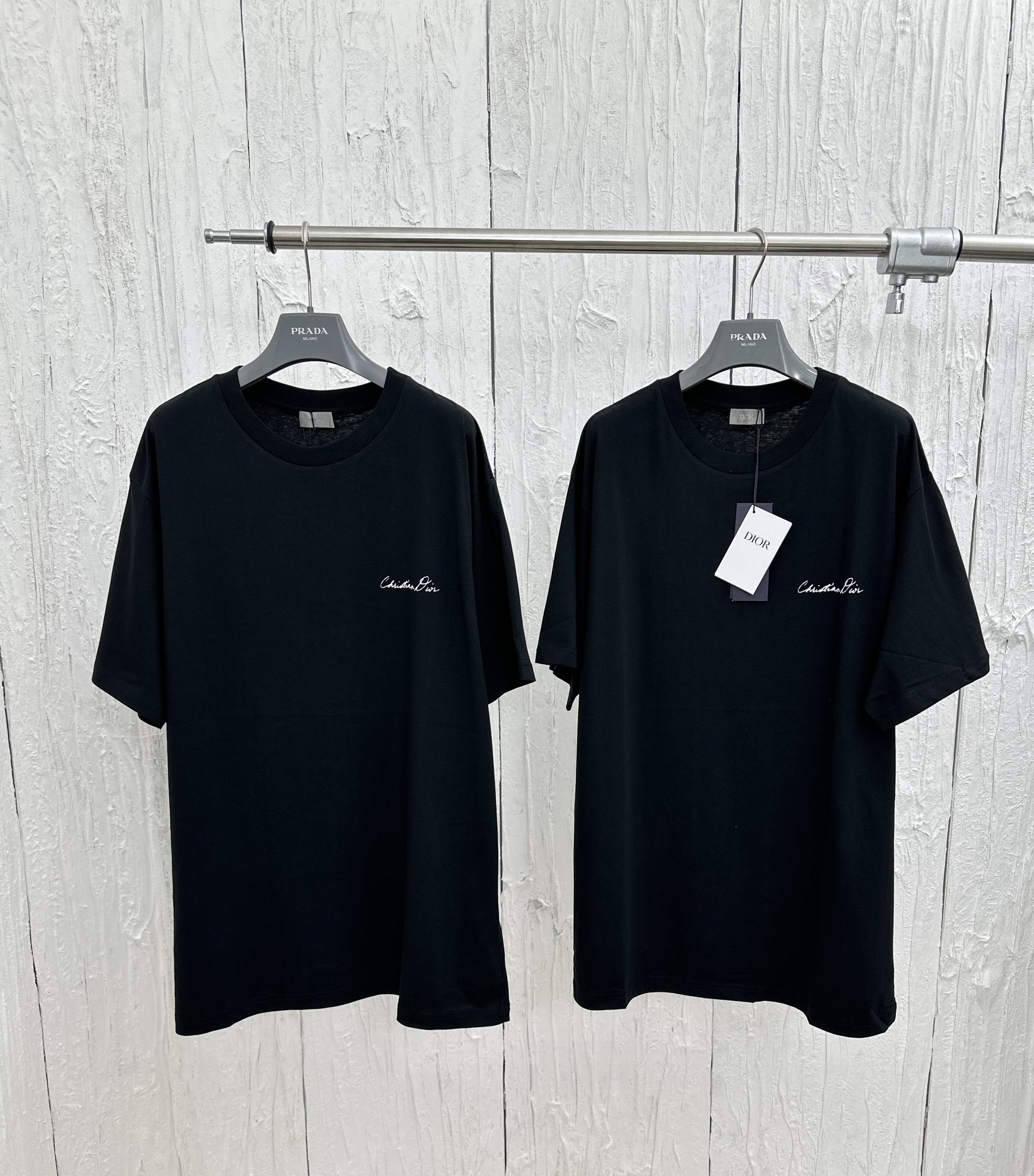 Dio * / Dior 24SS nueva camiseta de manga corta con letras cursivas de primavera y verano con estampado de lirio de los…