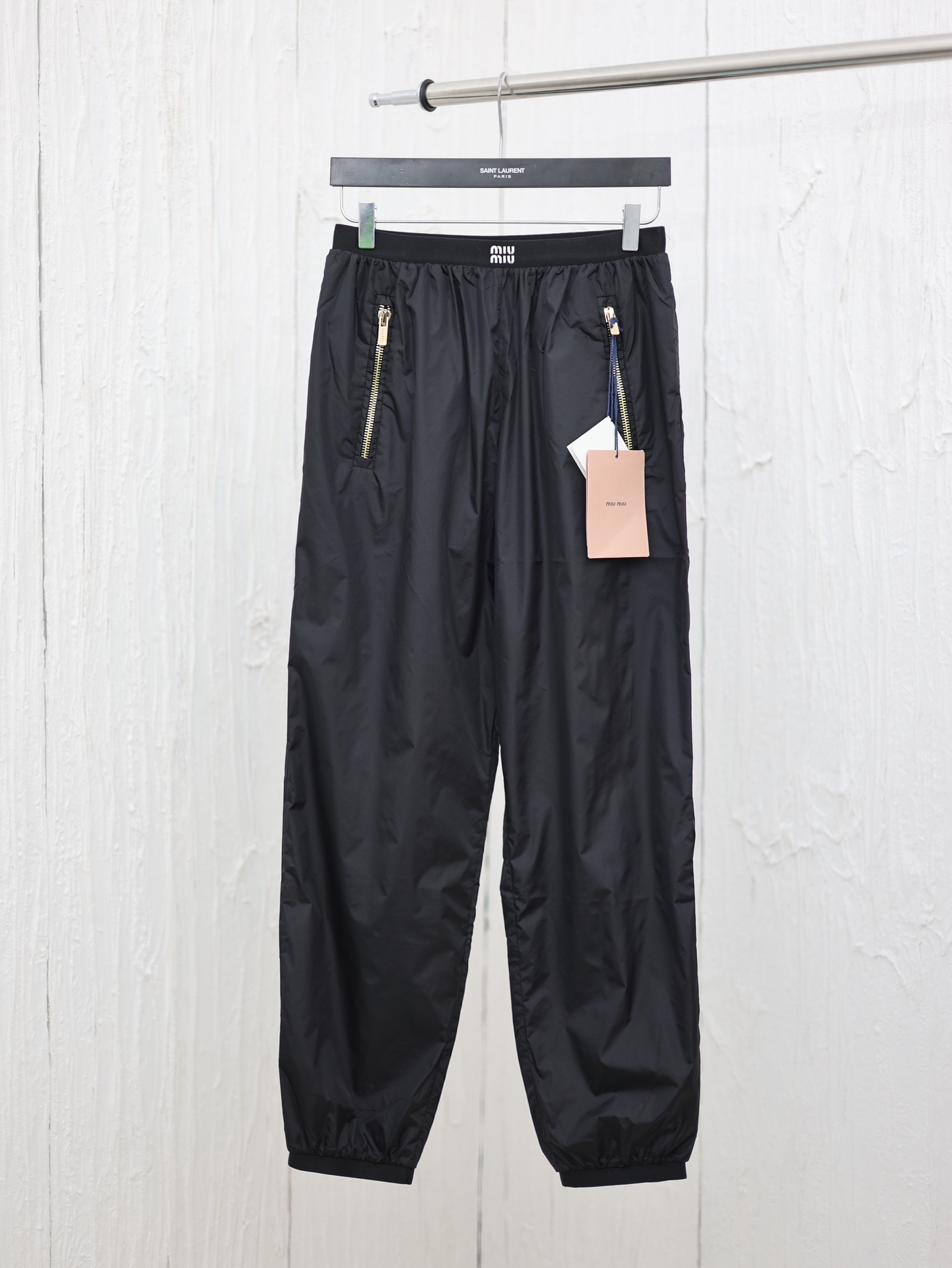 Pantalones largos Miumi*/缪缪 24ss con letras gruesas de goma. Tejido de nailon 40D con brillo, la superficie de la tela …