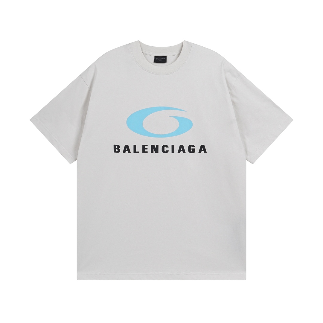  BALENCIAGA/巴黎世家 SS LOOP SPORTS ICON印花短袖T恤\n本市场No.的质量 真正天花板品质\n全部原版开发注意细节图 避免被盗图商家混发 \n正确ZLg定织定染双纱面料 柔软舒适\n进口环保材料印花 效果立体清晰 牢固不脱落 \n定染螺纹 无色差 不变形 超重工艺 区别市场通货\n这里解释一下为什么我比别人贵一点，\n.看似是简单的印花或绣花 其实一点都不简单 YD00%进口机还原 不是嘴上说 欢迎对比同行\n\n.每款均为公司出品 细节做工面料均和正品一致. 保证和专柜无色差. 复刻不可怕 谁假谁尴尬。复刻不丢人 复刻还买不到正确版本才丢人。\n\n\n.注意螺纹领口均为某巴某黎原领口 高包裹度 领口宽度和柜柜精确到毫米 厚领口不易变形 高档货领口孤独都是还原柜柜 区别世面大领口普通垃圾短袖印个印花 上身锁骨都漏出来 就敢自称高版本 麻烦长长心吧 买过正品