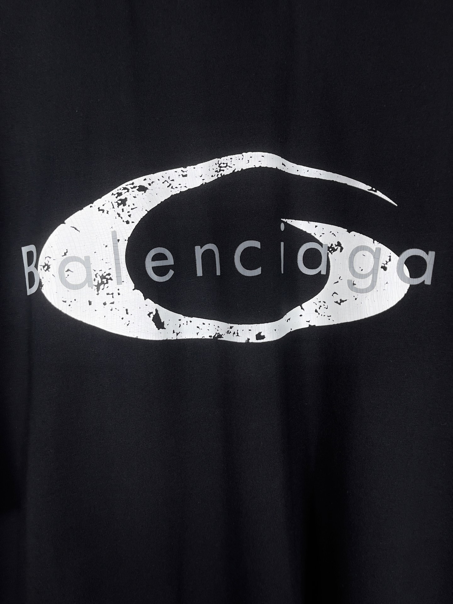 💰90实拍图【顶级版本.官网品质】BALENCI*GA/巴黎.SS25最新款，巴黎微标经典LOGO艺术龟裂印花短袖T恤.砖柜同步.第一时间正品研制，欢印对比！面料采用巴黎Z💰定织定染全棉双纱。克重260克，布面干净.布纹清晰，柔软舒适，。螺纹釆用定染无色差。印花采用环保进口材料龟裂印花.字母清晰，效果立体。版型釆用OS宽松落肩版型. 男女同款
编码：BL253673
颜色：黑色，白色
尺码：XS   S   M   L