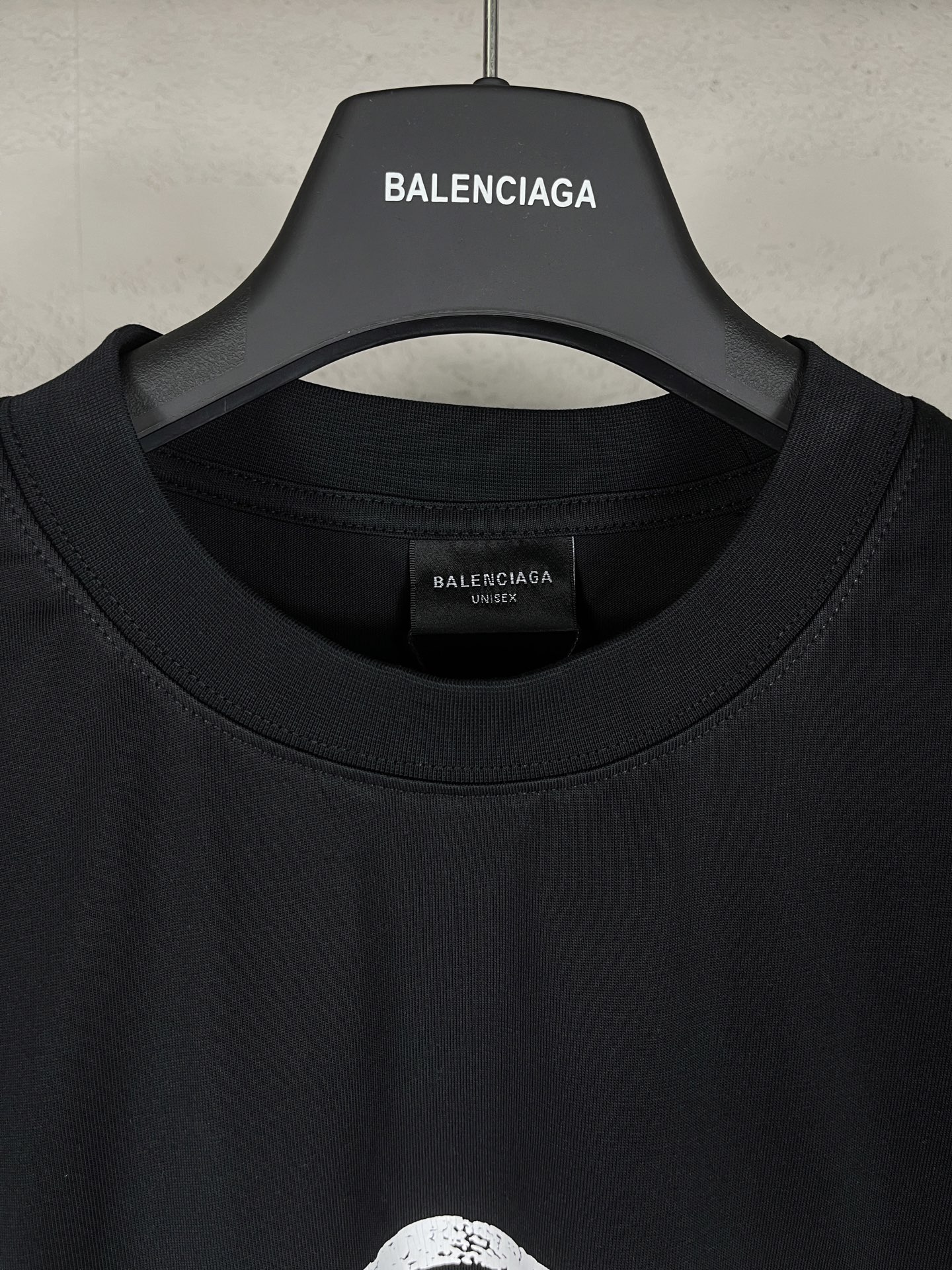 💰90实拍图【顶级版本.官网品质】BALENCI*GA/巴黎.SS25最新款，巴黎微标经典LOGO艺术龟裂印花短袖T恤.砖柜同步.第一时间正品研制，欢印对比！面料采用巴黎Z💰定织定染全棉双纱。克重260克，布面干净.布纹清晰，柔软舒适，。螺纹釆用定染无色差。印花采用环保进口材料龟裂印花.字母清晰，效果立体。版型釆用OS宽松落肩版型. 男女同款
编码：BL253673
颜色：黑色，白色
尺码：XS   S   M   L