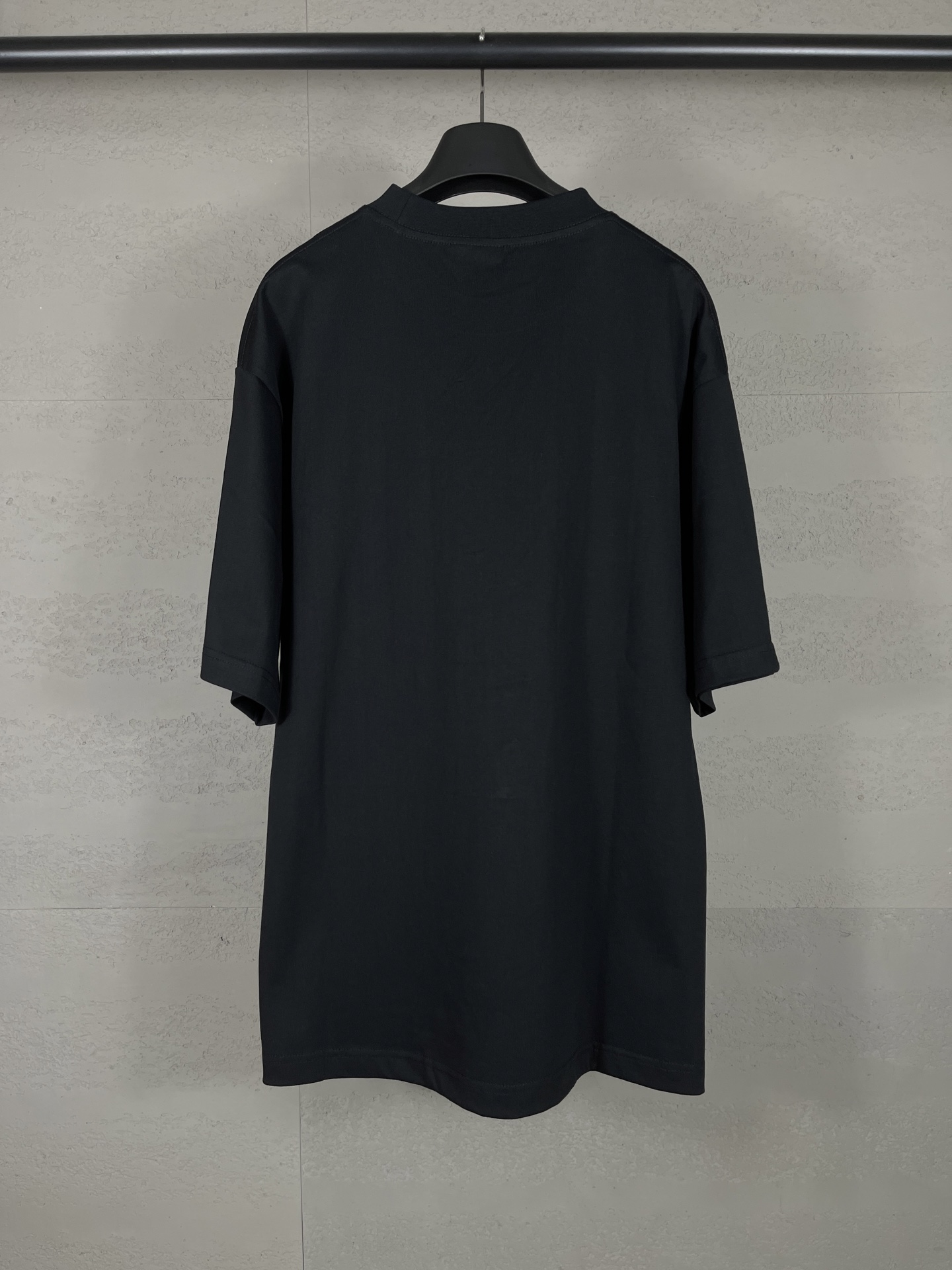💰90实拍图【顶级版本.官网品质】BALENCI*GA/巴黎.SS25最新款，巴黎微标经典LOGO艺术龟裂印花短袖T恤.砖柜同步.第一时间正品研制，欢印对比！面料采用巴黎Z💰定织定染全棉双纱。克重260克，布面干净.布纹清晰，柔软舒适，。螺纹釆用定染无色差。印花采用环保进口材料龟裂印花.字母清晰，效果立体。版型釆用OS宽松落肩版型. 男女同款
编码：BL253673
颜色：黑色，白色
尺码：XS   S   M   L