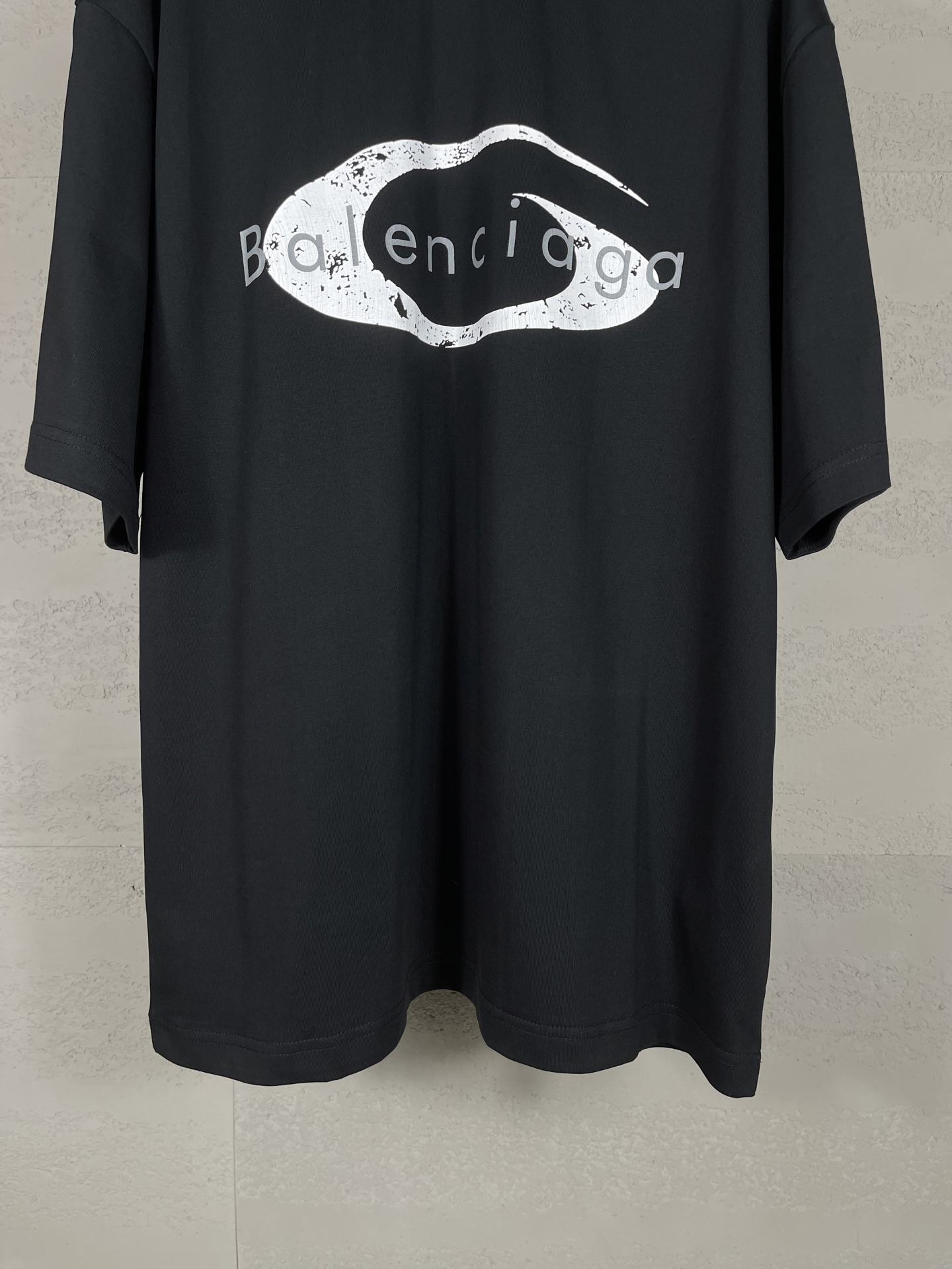 💰90实拍图【顶级版本.官网品质】BALENCI*GA/巴黎.SS25最新款，巴黎微标经典LOGO艺术龟裂印花短袖T恤.砖柜同步.第一时间正品研制，欢印对比！面料采用巴黎Z💰定织定染全棉双纱。克重260克，布面干净.布纹清晰，柔软舒适，。螺纹釆用定染无色差。印花采用环保进口材料龟裂印花.字母清晰，效果立体。版型釆用OS宽松落肩版型. 男女同款
编码：BL253673
颜色：黑色，白色
尺码：XS   S   M   L