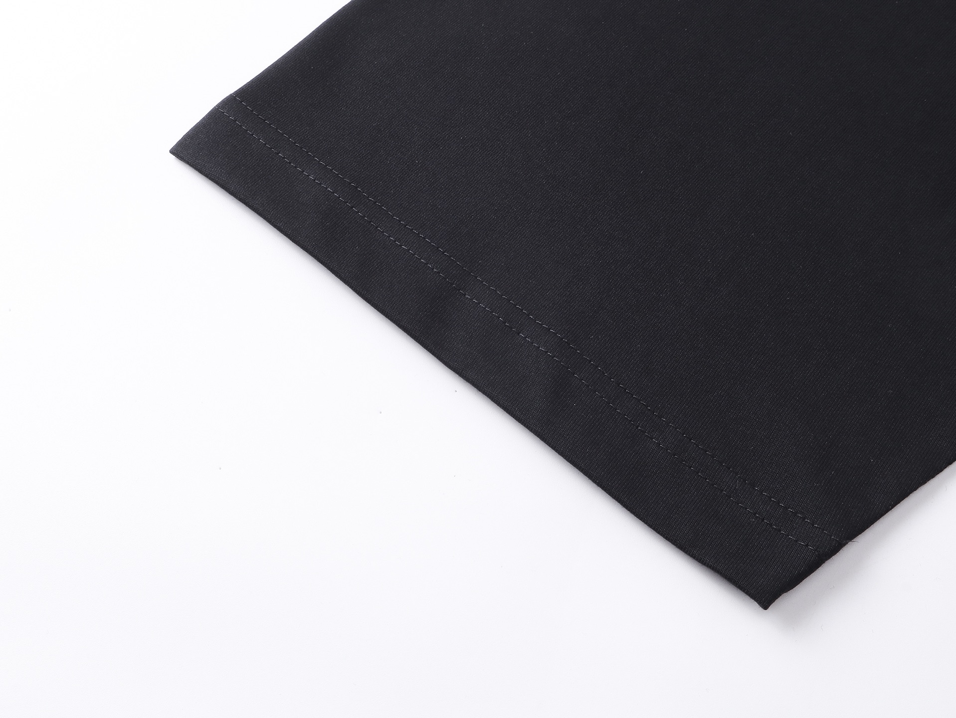 💰90实拍图【顶级版本.官网品质】BALENCI*GA/巴黎.SS25最新款，巴黎微标经典LOGO艺术龟裂印花短袖T恤.砖柜同步.第一时间正品研制，欢印对比！面料采用巴黎Z💰定织定染全棉双纱。克重260克，布面干净.布纹清晰，柔软舒适，。螺纹釆用定染无色差。印花采用环保进口材料龟裂印花.字母清晰，效果立体。版型釆用OS宽松落肩版型. 男女同款
编码：BL253673
颜色：黑色，白色
尺码：XS   S   M   L