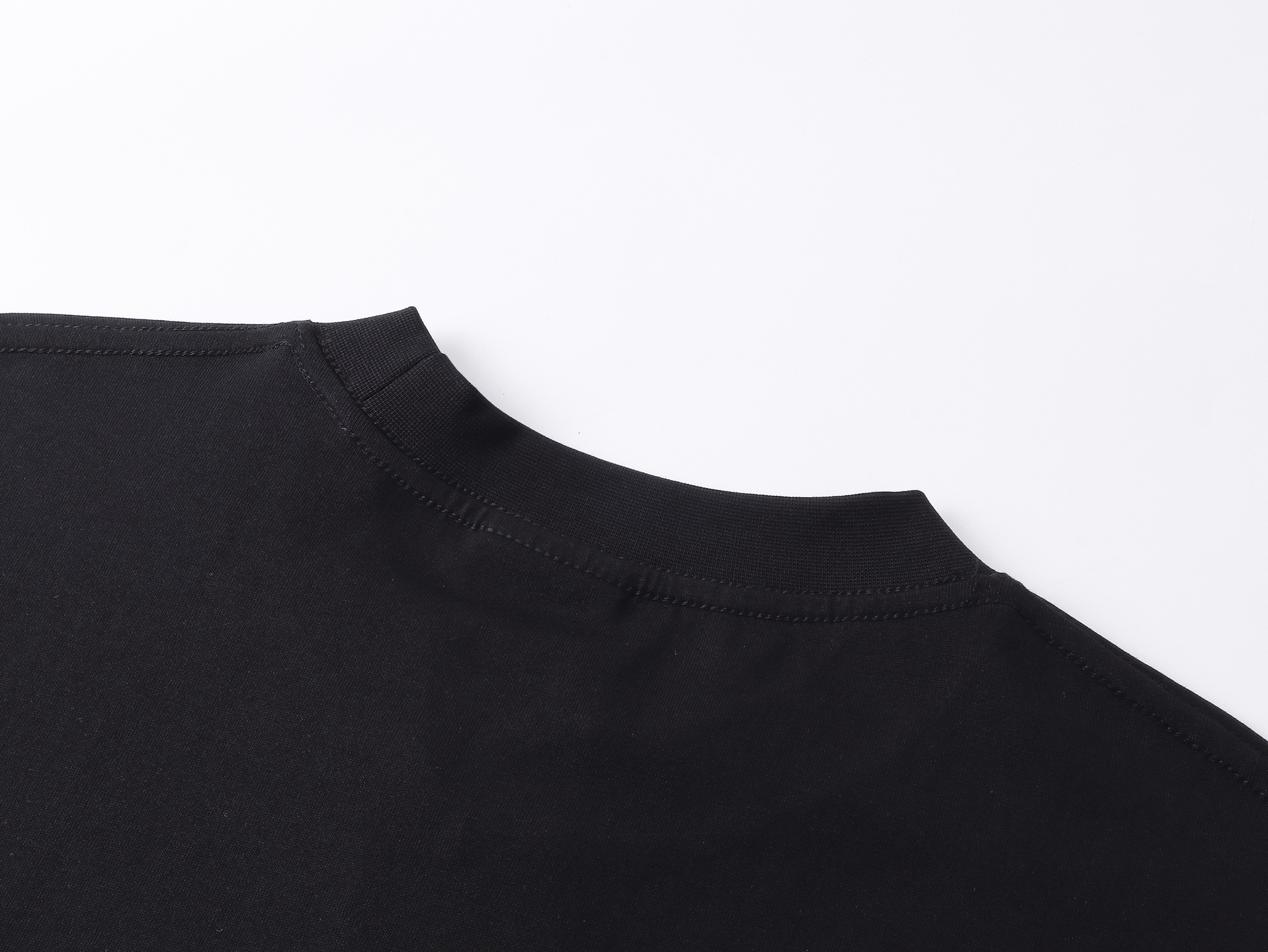 💰90实拍图【顶级版本.官网品质】BALENCI*GA/巴黎.SS25最新款，巴黎微标经典LOGO艺术龟裂印花短袖T恤.砖柜同步.第一时间正品研制，欢印对比！面料采用巴黎Z💰定织定染全棉双纱。克重260克，布面干净.布纹清晰，柔软舒适，。螺纹釆用定染无色差。印花采用环保进口材料龟裂印花.字母清晰，效果立体。版型釆用OS宽松落肩版型. 男女同款
编码：BL253673
颜色：黑色，白色
尺码：XS   S   M   L