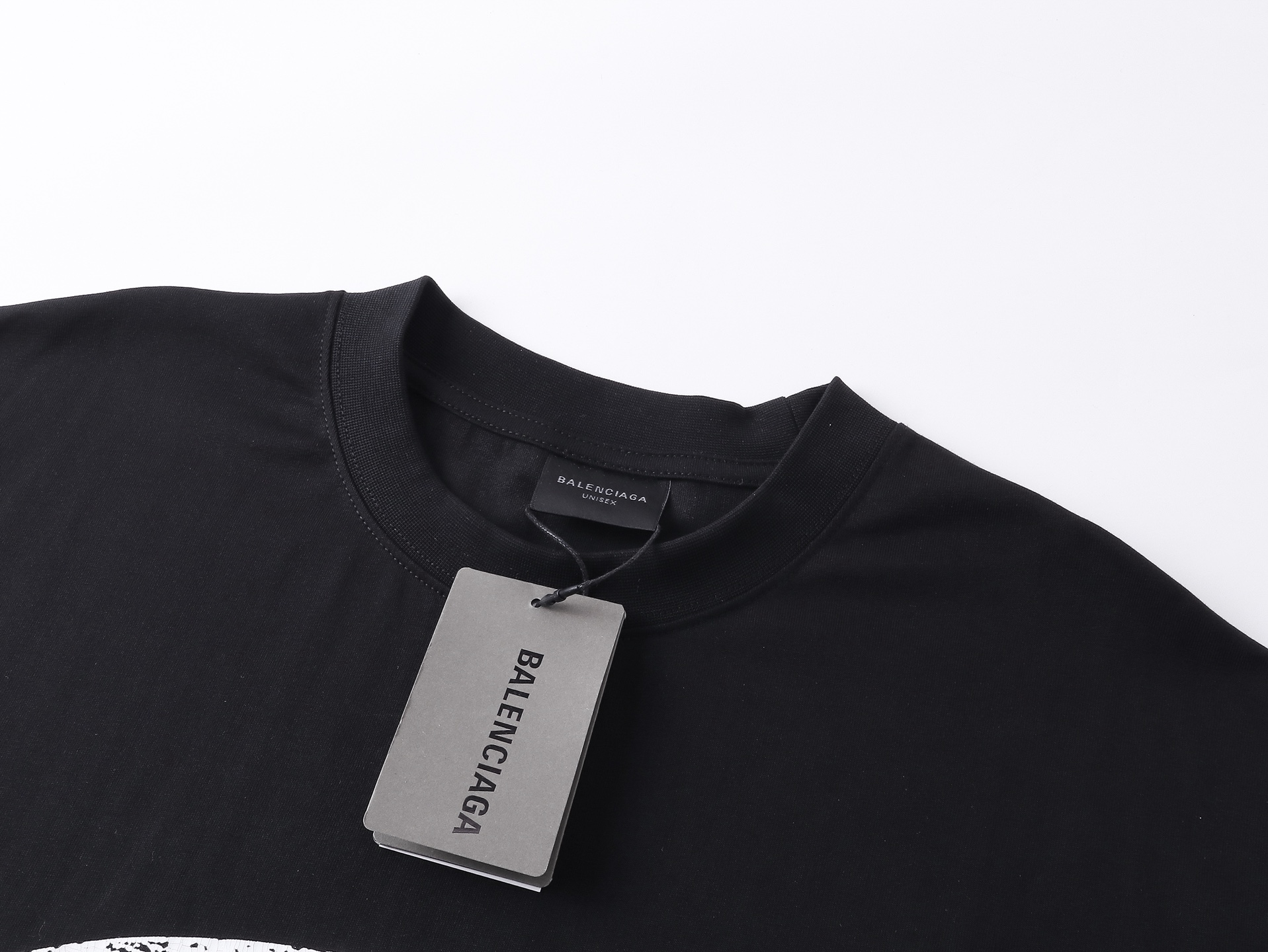💰90实拍图【顶级版本.官网品质】BALENCI*GA/巴黎.SS25最新款，巴黎微标经典LOGO艺术龟裂印花短袖T恤.砖柜同步.第一时间正品研制，欢印对比！面料采用巴黎Z💰定织定染全棉双纱。克重260克，布面干净.布纹清晰，柔软舒适，。螺纹釆用定染无色差。印花采用环保进口材料龟裂印花.字母清晰，效果立体。版型釆用OS宽松落肩版型. 男女同款
编码：BL253673
颜色：黑色，白色
尺码：XS   S   M   L