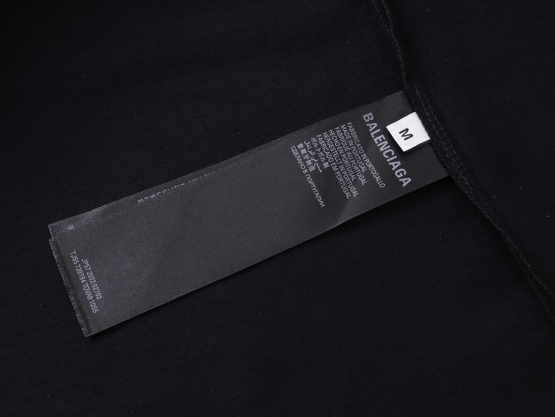 💰90实拍图【顶级版本.官网品质】BALENCI*GA/巴黎.SS25最新款，巴黎微标经典LOGO艺术龟裂印花短袖T恤.砖柜同步.第一时间正品研制，欢印对比！面料采用巴黎Z💰定织定染全棉双纱。克重260克，布面干净.布纹清晰，柔软舒适，。螺纹釆用定染无色差。印花采用环保进口材料龟裂印花.字母清晰，效果立体。版型釆用OS宽松落肩版型. 男女同款
编码：BL253673
颜色：黑色，白色
尺码：XS   S   M   L