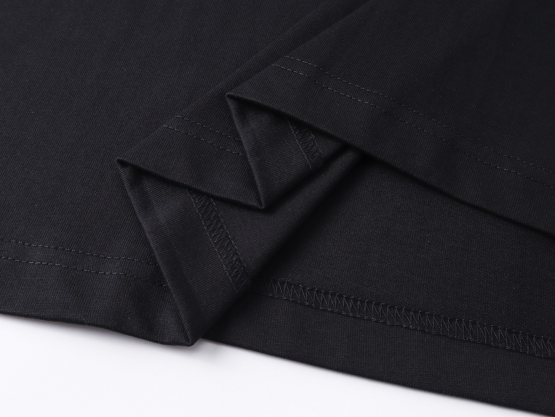 💰90实拍图【顶级版本.官网品质】BALENCI*GA/巴黎.SS25最新款，巴黎微标经典LOGO艺术龟裂印花短袖T恤.砖柜同步.第一时间正品研制，欢印对比！面料采用巴黎Z💰定织定染全棉双纱。克重260克，布面干净.布纹清晰，柔软舒适，。螺纹釆用定染无色差。印花采用环保进口材料龟裂印花.字母清晰，效果立体。版型釆用OS宽松落肩版型. 男女同款
编码：BL253673
颜色：黑色，白色
尺码：XS   S   M   L