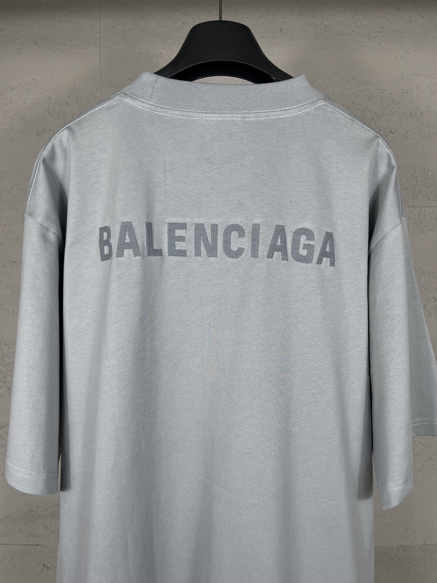💰💰85 实拍图【顶级版本.官网品质】BALENCI*GA/巴黎#经典款. 前后经典字母刺绣短袖T恤#2023春夏季砖柜同步。                      
面料采用巴黎Z💰定织定染全棉双纱、克重260克，布面干净.布纹清晰，柔软舒适。螺纹釆用定染无色差。经典字母采用进口绣花机刺绣，字母清晰，效果立体，还原砖柜, 版型釆用OS宽松落肩版型.男女同款
编码：BL223006
颜色：烟灰，紫色，浅绿，孔雀蓝，黑色，米咖，灰绿
尺码：XS  S  M  L