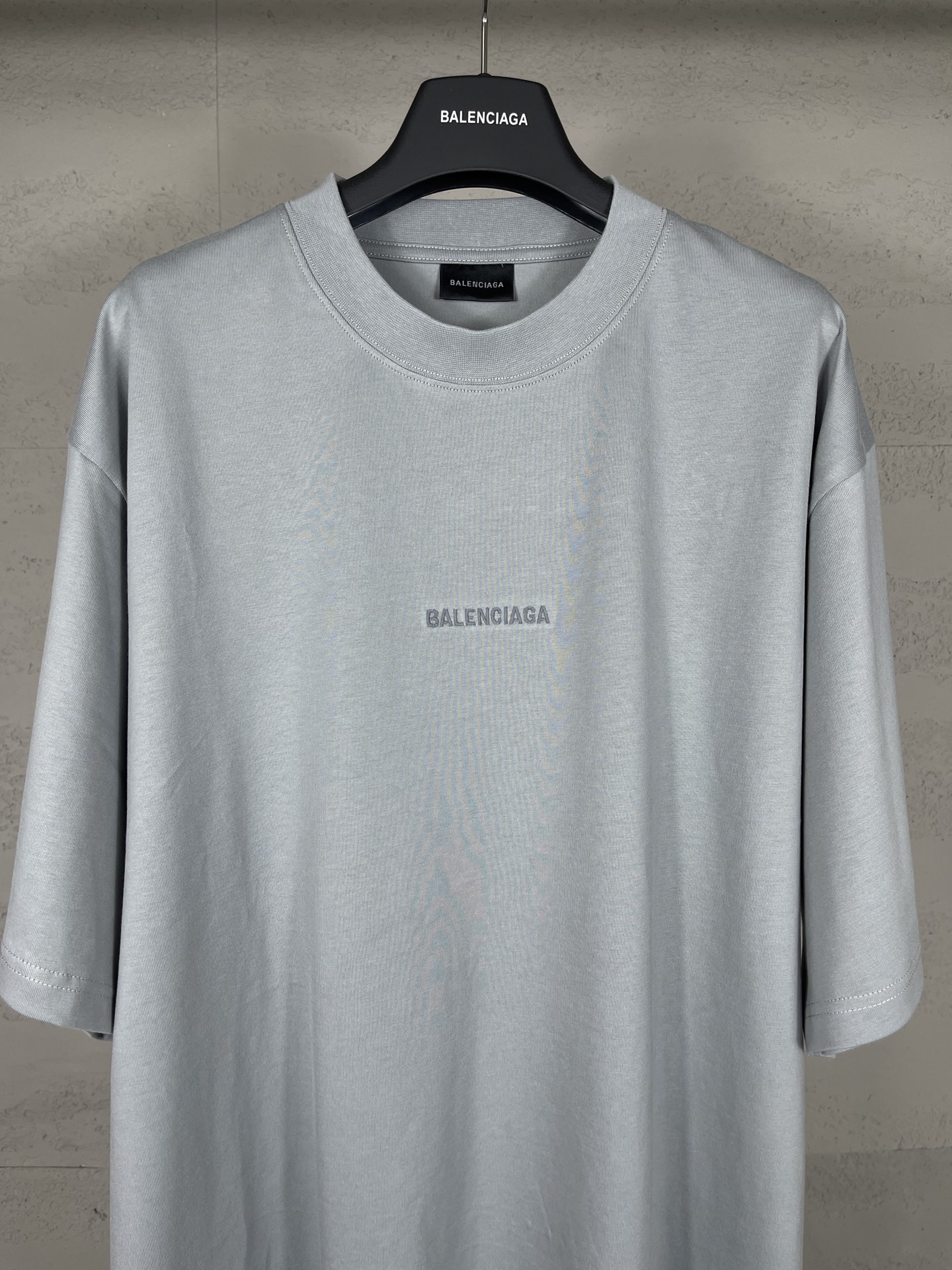 💰💰85 实拍图【顶级版本.官网品质】BALENCI*GA/巴黎#经典款. 前后经典字母刺绣短袖T恤#2023春夏季砖柜同步。                      
面料采用巴黎Z💰定织定染全棉双纱、克重260克，布面干净.布纹清晰，柔软舒适。螺纹釆用定染无色差。经典字母采用进口绣花机刺绣，字母清晰，效果立体，还原砖柜, 版型釆用OS宽松落肩版型.男女同款
编码：BL223006
颜色：烟灰，紫色，浅绿，孔雀蓝，黑色，米咖，灰绿
尺码：XS  S  M  L