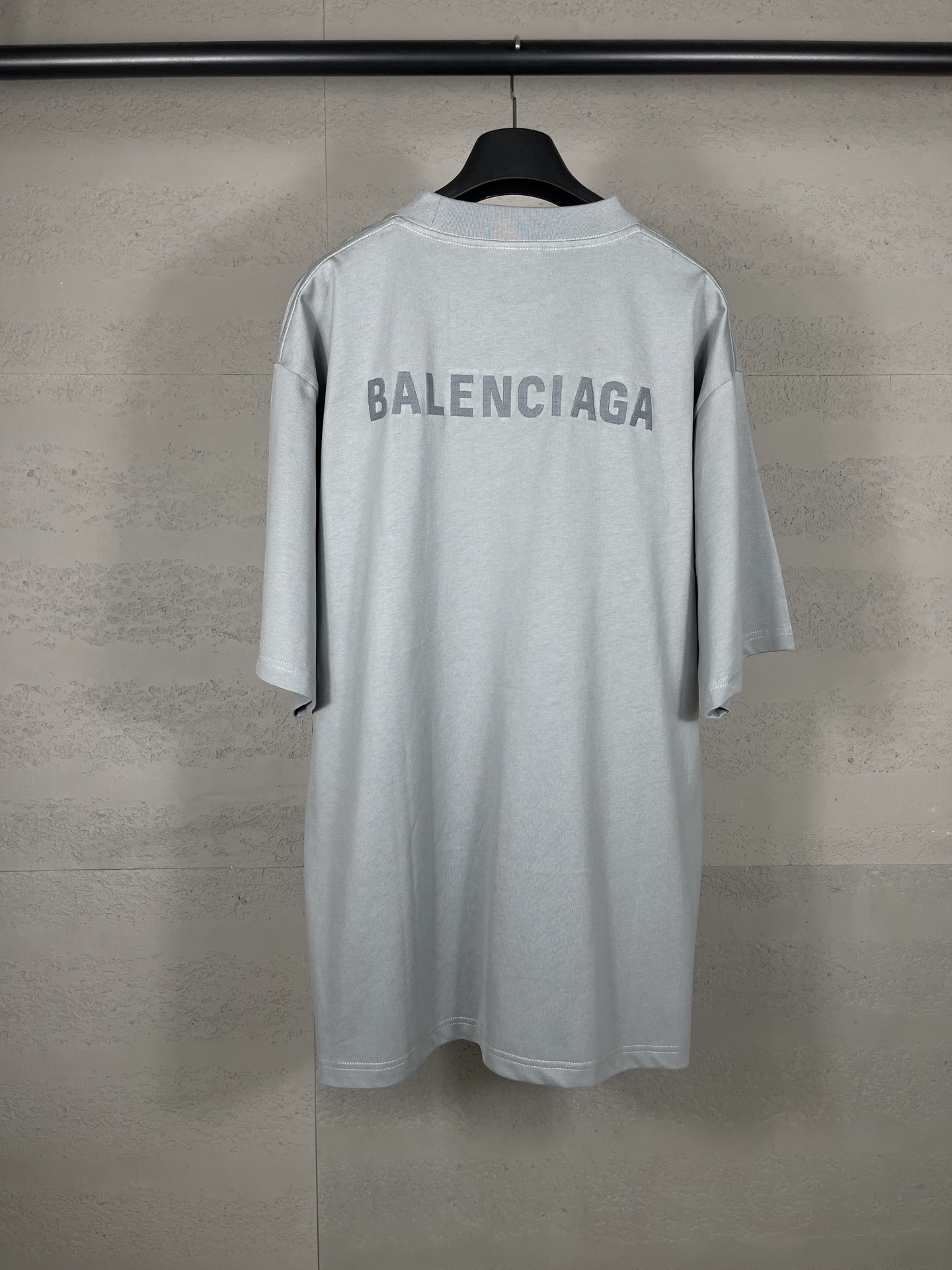 💰💰85 实拍图【顶级版本.官网品质】BALENCI*GA/巴黎#经典款. 前后经典字母刺绣短袖T恤#2023春夏季砖柜同步。                      
面料采用巴黎Z💰定织定染全棉双纱、克重260克，布面干净.布纹清晰，柔软舒适。螺纹釆用定染无色差。经典字母采用进口绣花机刺绣，字母清晰，效果立体，还原砖柜, 版型釆用OS宽松落肩版型.男女同款
编码：BL223006
颜色：烟灰，紫色，浅绿，孔雀蓝，黑色，米咖，灰绿
尺码：XS  S  M  L