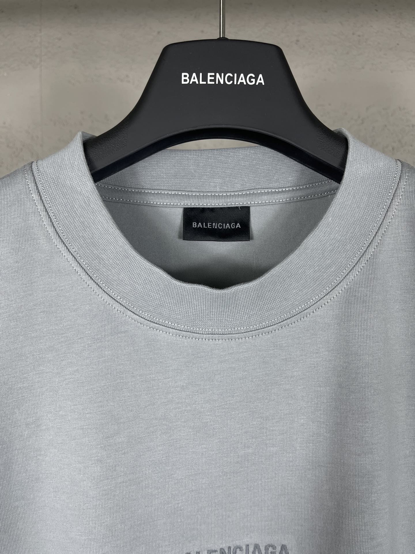 💰💰85 实拍图【顶级版本.官网品质】BALENCI*GA/巴黎#经典款. 前后经典字母刺绣短袖T恤#2023春夏季砖柜同步。                      
面料采用巴黎Z💰定织定染全棉双纱、克重260克，布面干净.布纹清晰，柔软舒适。螺纹釆用定染无色差。经典字母采用进口绣花机刺绣，字母清晰，效果立体，还原砖柜, 版型釆用OS宽松落肩版型.男女同款
编码：BL223006
颜色：烟灰，紫色，浅绿，孔雀蓝，黑色，米咖，灰绿
尺码：XS  S  M  L