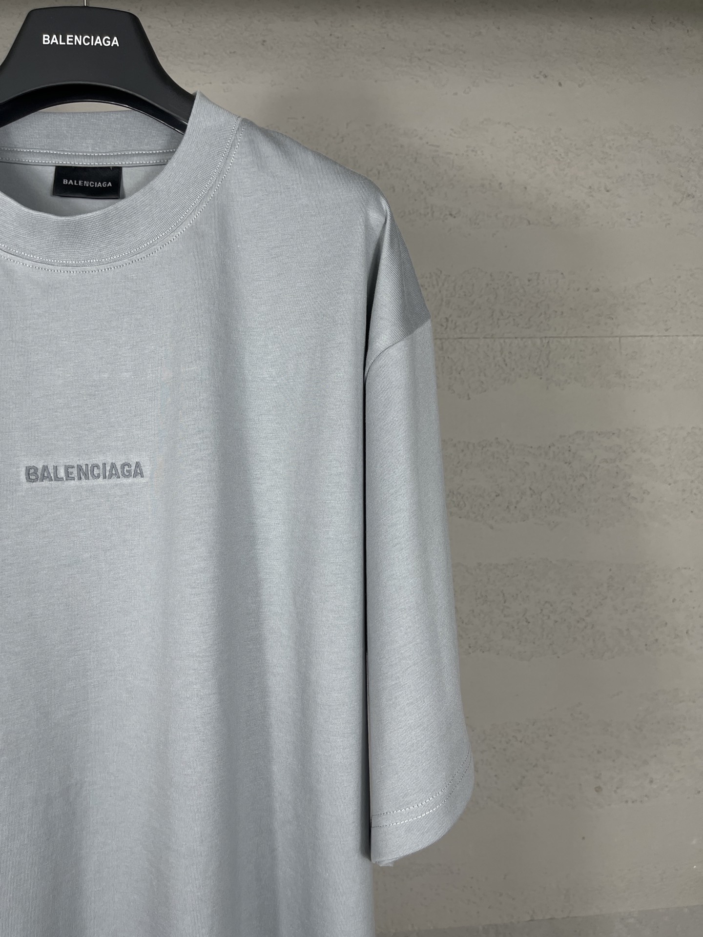 💰💰85 实拍图【顶级版本.官网品质】BALENCI*GA/巴黎#经典款. 前后经典字母刺绣短袖T恤#2023春夏季砖柜同步。                      
面料采用巴黎Z💰定织定染全棉双纱、克重260克，布面干净.布纹清晰，柔软舒适。螺纹釆用定染无色差。经典字母采用进口绣花机刺绣，字母清晰，效果立体，还原砖柜, 版型釆用OS宽松落肩版型.男女同款
编码：BL223006
颜色：烟灰，紫色，浅绿，孔雀蓝，黑色，米咖，灰绿
尺码：XS  S  M  L