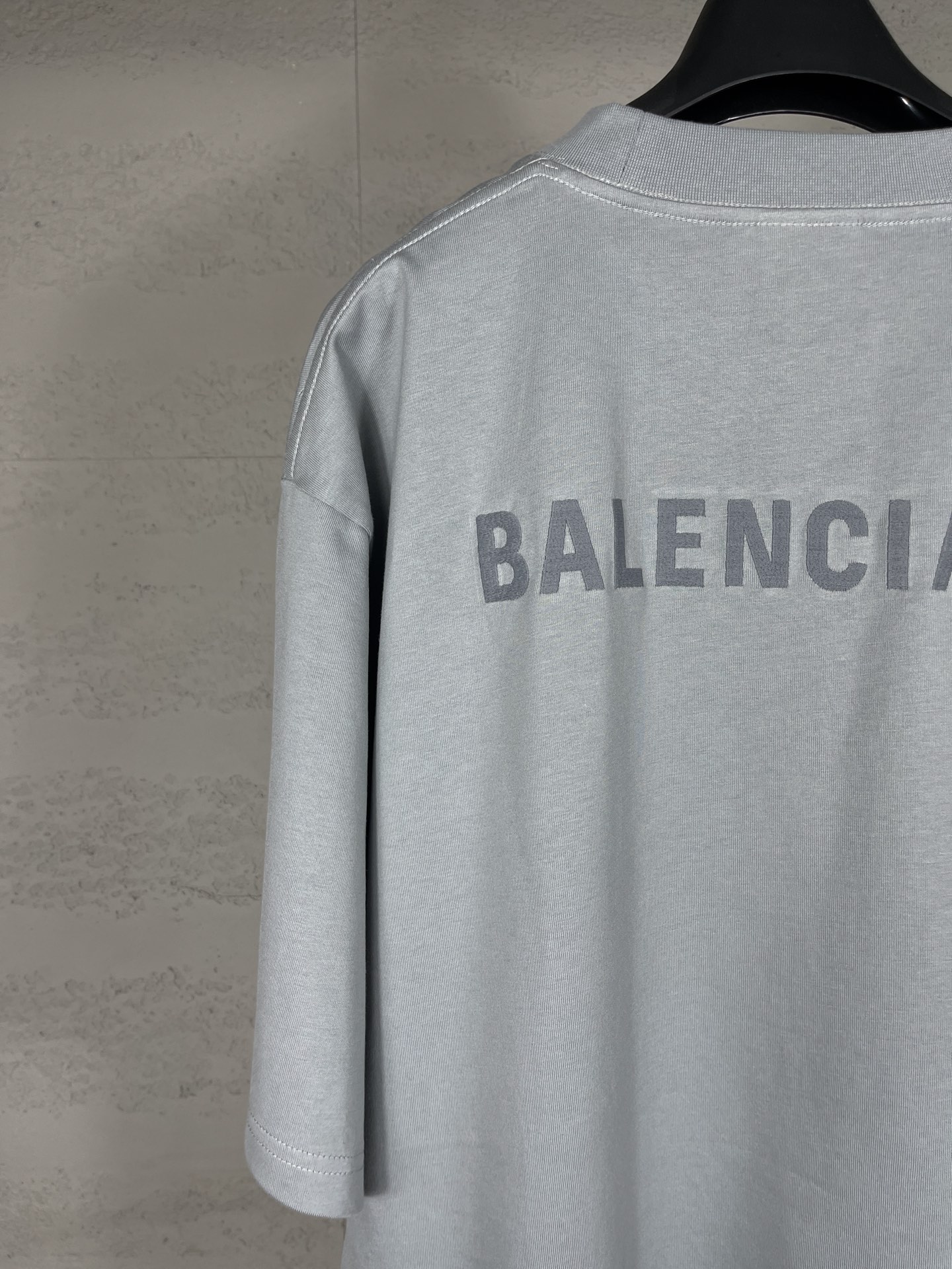 💰💰85 实拍图【顶级版本.官网品质】BALENCI*GA/巴黎#经典款. 前后经典字母刺绣短袖T恤#2023春夏季砖柜同步。                      
面料采用巴黎Z💰定织定染全棉双纱、克重260克，布面干净.布纹清晰，柔软舒适。螺纹釆用定染无色差。经典字母采用进口绣花机刺绣，字母清晰，效果立体，还原砖柜, 版型釆用OS宽松落肩版型.男女同款
编码：BL223006
颜色：烟灰，紫色，浅绿，孔雀蓝，黑色，米咖，灰绿
尺码：XS  S  M  L