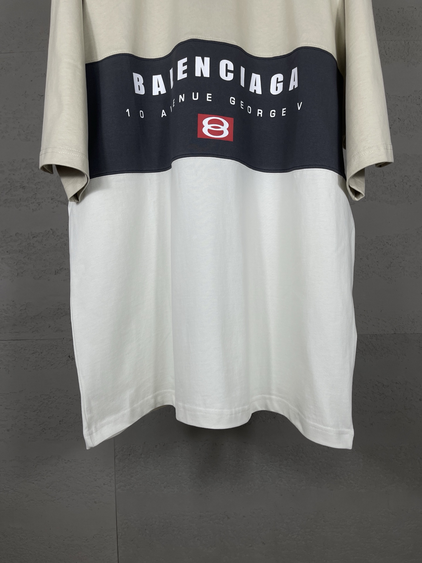 💰💰105实拍图【顶级版本.官网品质】BALENCI*GA/巴黎.SS25最新款 。色系拼接系列。新LOGO 字母组合印花.拼接短袖T恤.砖柜同步.第一时间正品研制，面料采用巴黎Z💰定织定染全棉双纱。克重260克，布面干净.布纹清晰，柔软舒适，。螺纹釆用定染无色差。印花采用环保进口材料印花.字母清晰，效果立体。版型釆用OS宽松落肩版型. 男女同款
编码：BL253657
颜色：黑灰，杏色
尺码：XS   S   M   L
