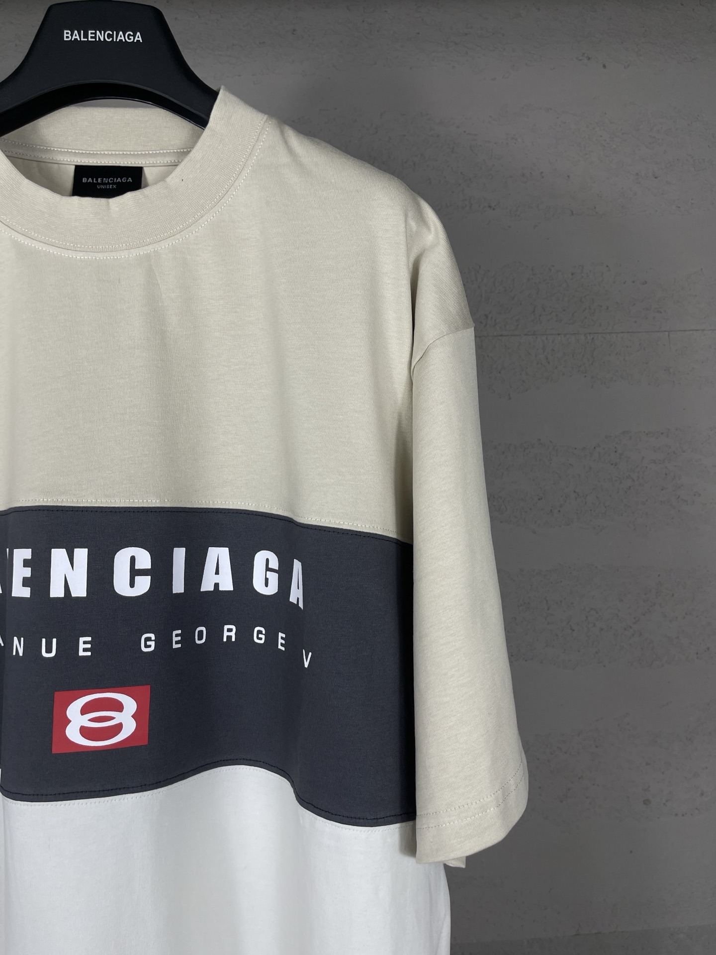 💰💰105实拍图【顶级版本.官网品质】BALENCI*GA/巴黎.SS25最新款 。色系拼接系列。新LOGO 字母组合印花.拼接短袖T恤.砖柜同步.第一时间正品研制，面料采用巴黎Z💰定织定染全棉双纱。克重260克，布面干净.布纹清晰，柔软舒适，。螺纹釆用定染无色差。印花采用环保进口材料印花.字母清晰，效果立体。版型釆用OS宽松落肩版型. 男女同款
编码：BL253657
颜色：黑灰，杏色
尺码：XS   S   M   L